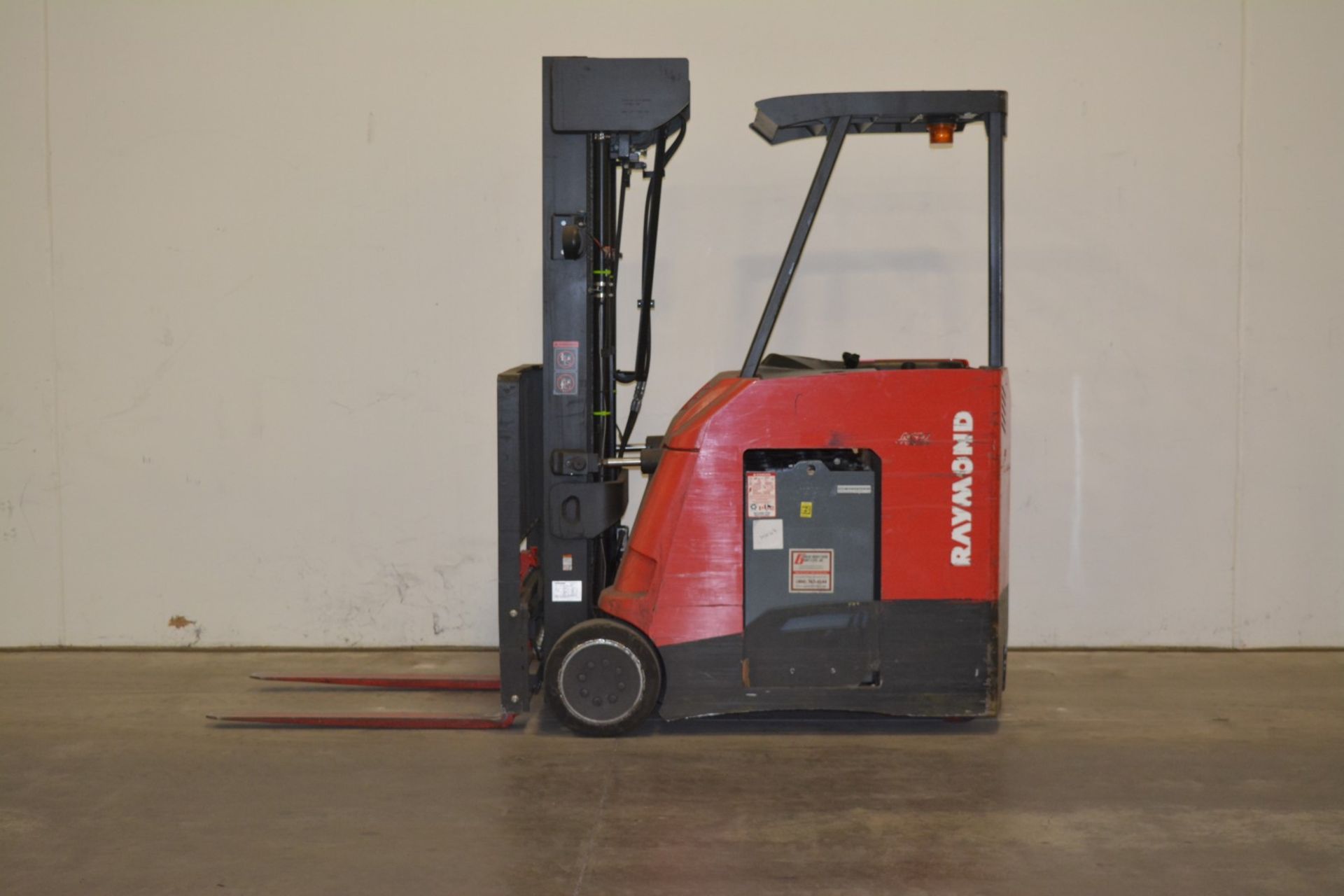 2013 RAYMOND 3500 LBS CAPACITY 4 STAGE ELECTRIC STAND UP FORKLIFT, (WATCH VIDEO) - Image 2 of 8
