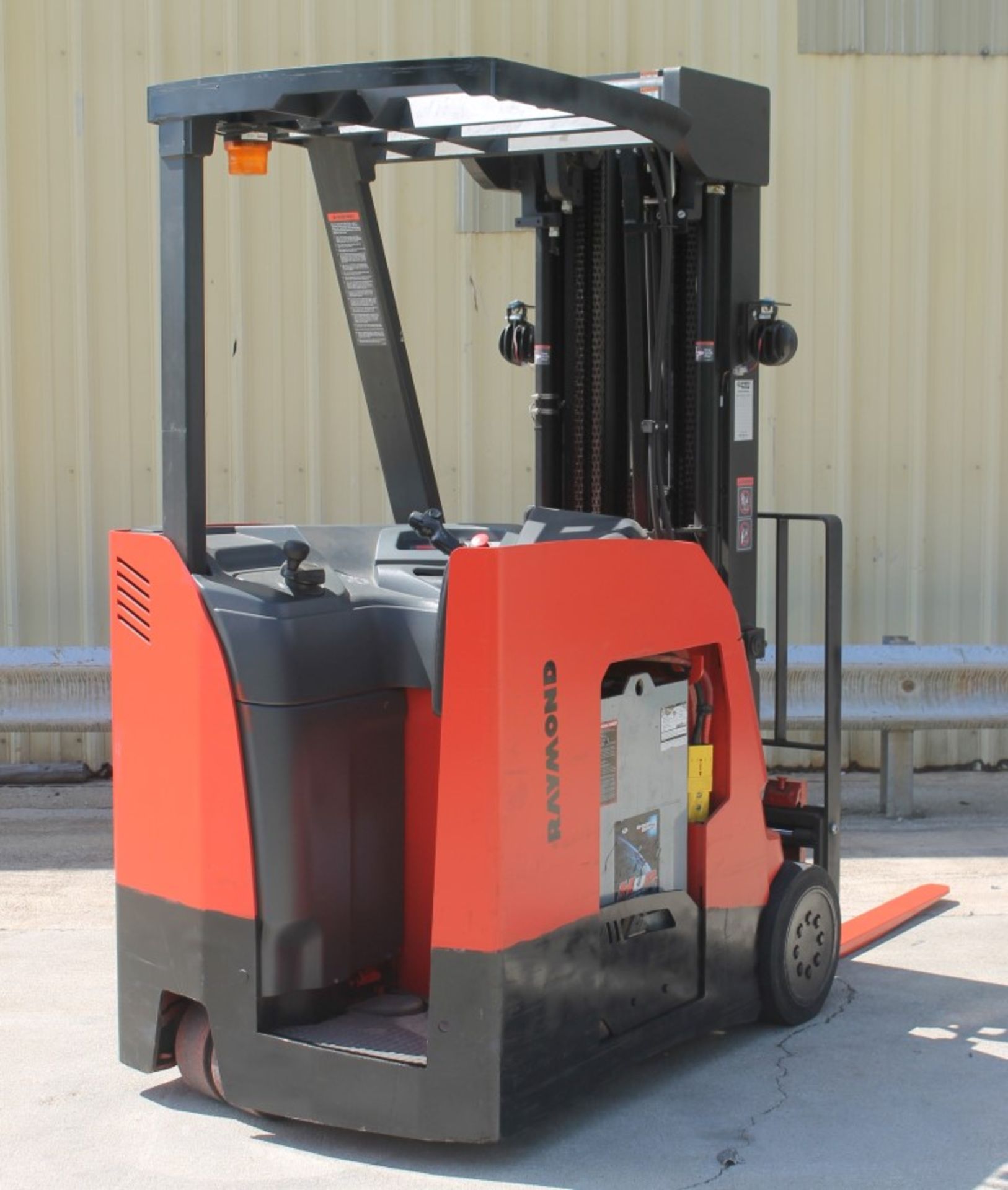 2013 RAYMOND 3500 LBS CAPACITY 4 STAGE ELECTRIC STAND UP FORKLIFT, (WATCH VIDEO) - Image 8 of 9