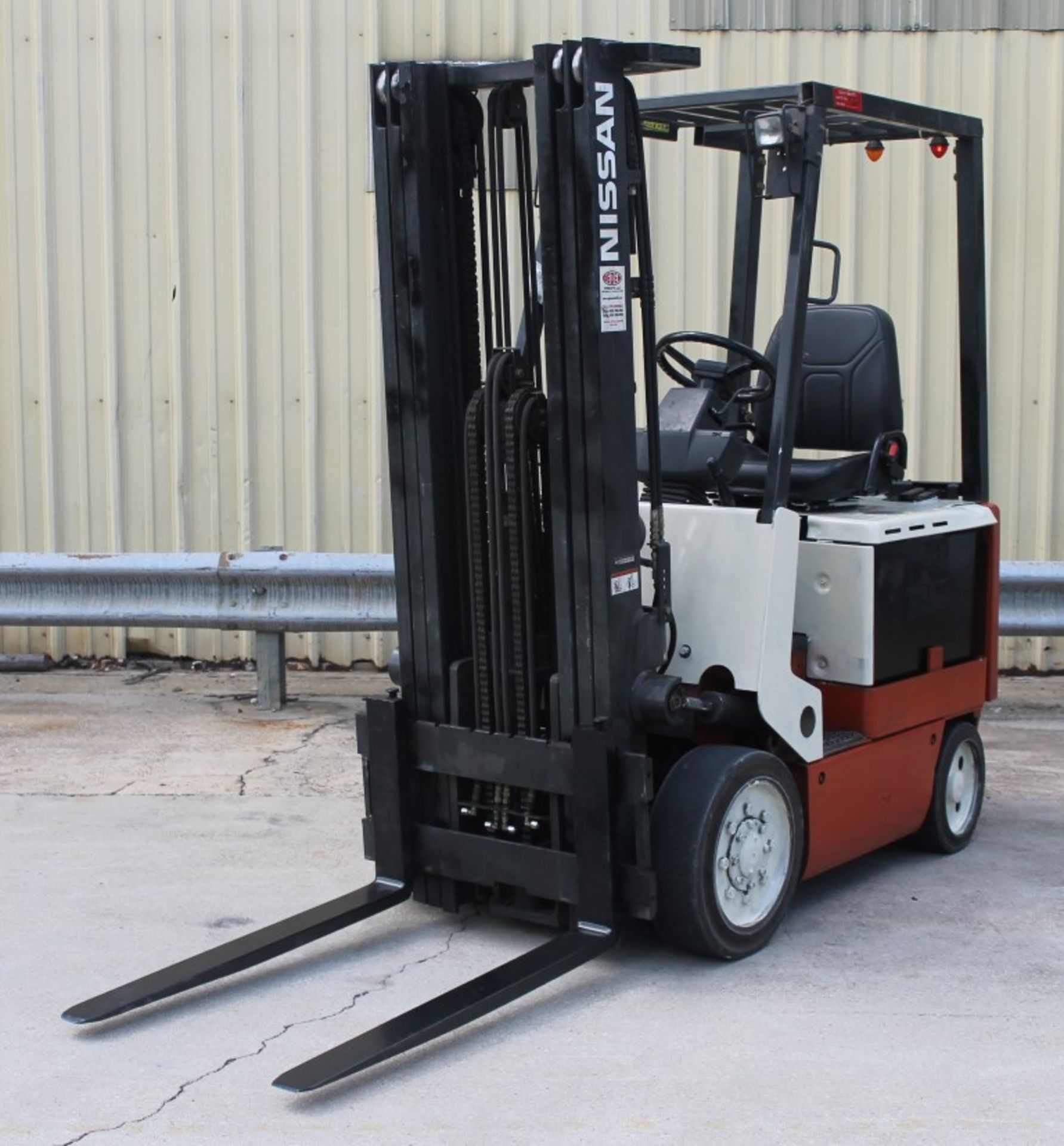 2004 NISSAN 4000 LBS CAPACITY ELECTRIC FORKLIFT WITH 2012 BATTERY, (WATCH VIDEO) - Image 4 of 5