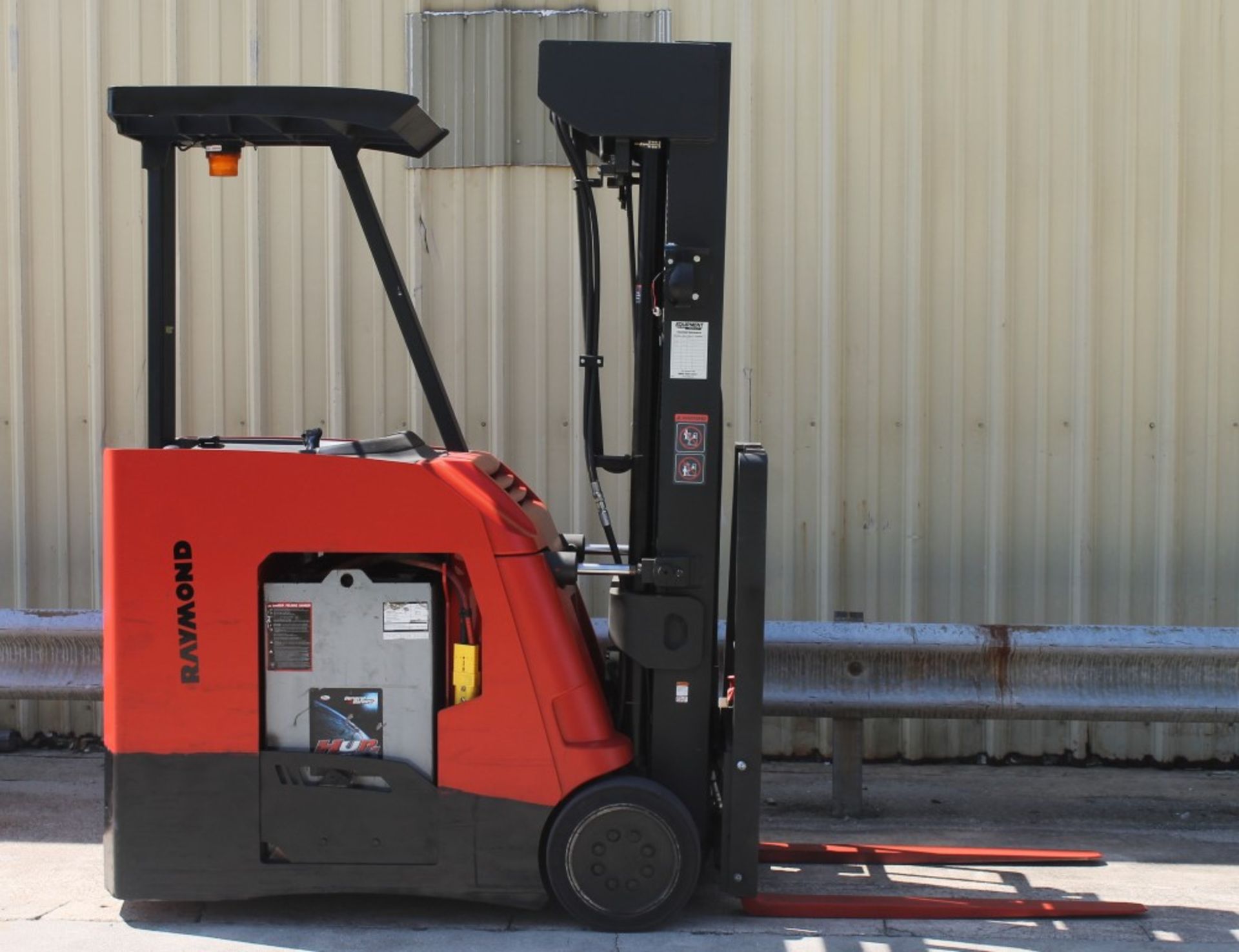 2013 RAYMOND 3500 LBS CAPACITY 4 STAGE ELECTRIC STAND UP FORKLIFT, (WATCH VIDEO)