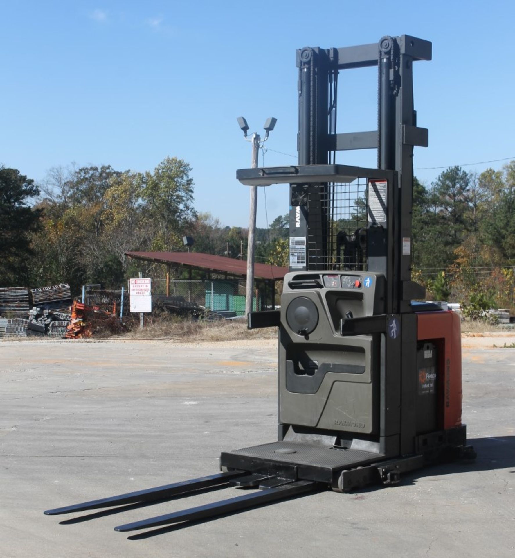 2008 RAYMOND 3000 LBS CAPACITY ORDER PICKER WITH 2015 BATTERY (WATCH VIDEO)