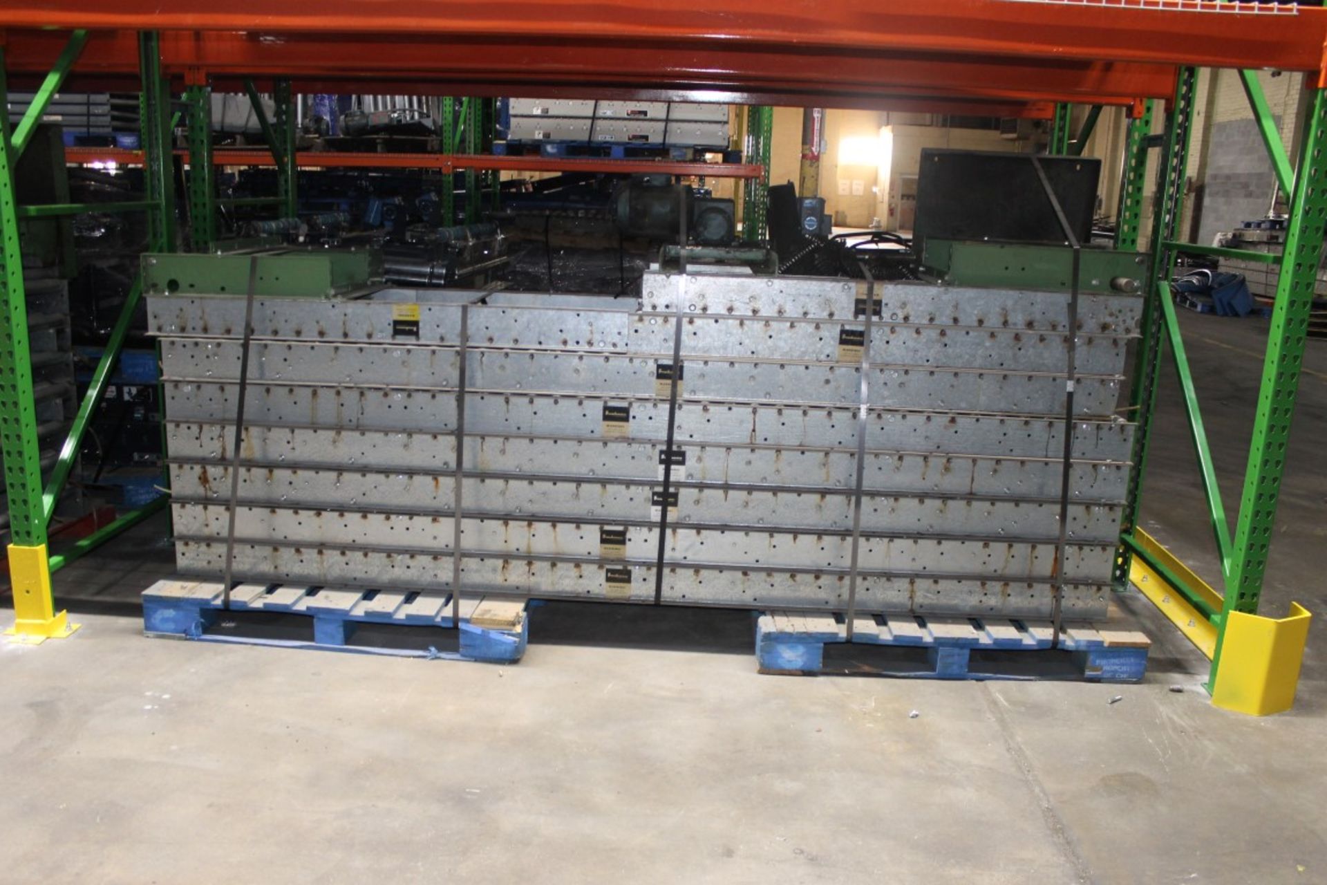 75 FT CHAIN DRIVEN STRAIGHT CONVEYOR WITH LEGS. OVERALL LENGTH APPROX. 75 FT X 23.5" - Image 2 of 3