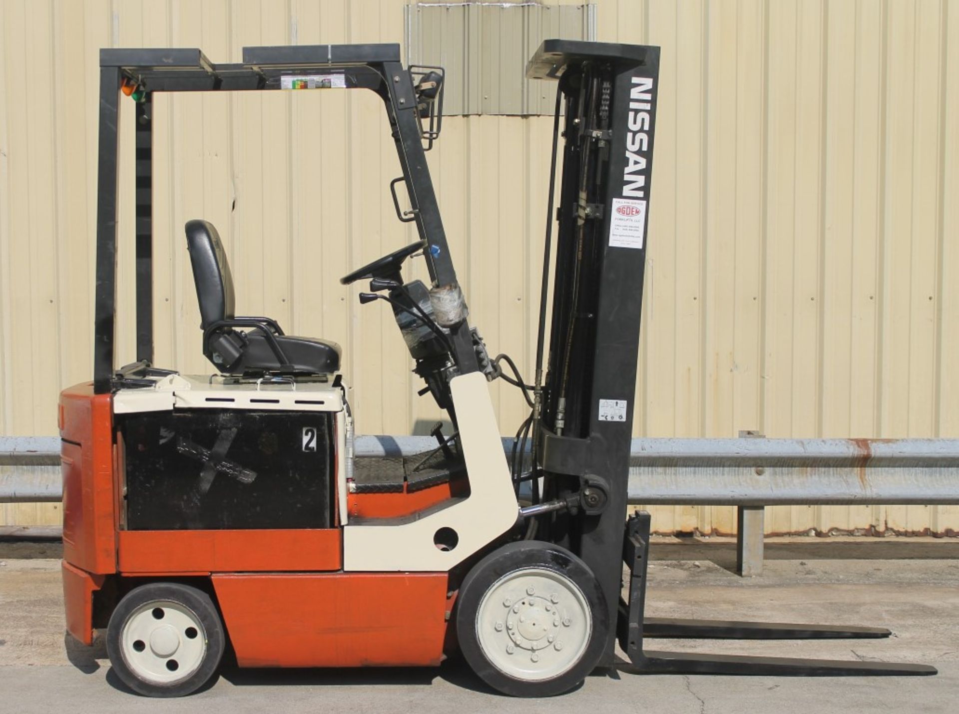 2003 NISSAN 4000 LBS CAPACITY ELECTRIC FORKLIFT WITH 2012 BATTERY, (WATCH VIDEO)