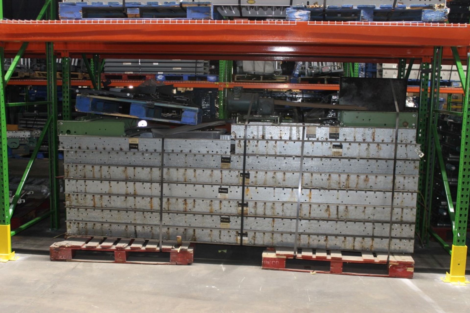 75 FT CHAIN DRIVEN STRAIGHT CONVEYOR WITH LEGS. OVERALL LENGTH APPROX. 75 FT X 23.5" - Image 3 of 3