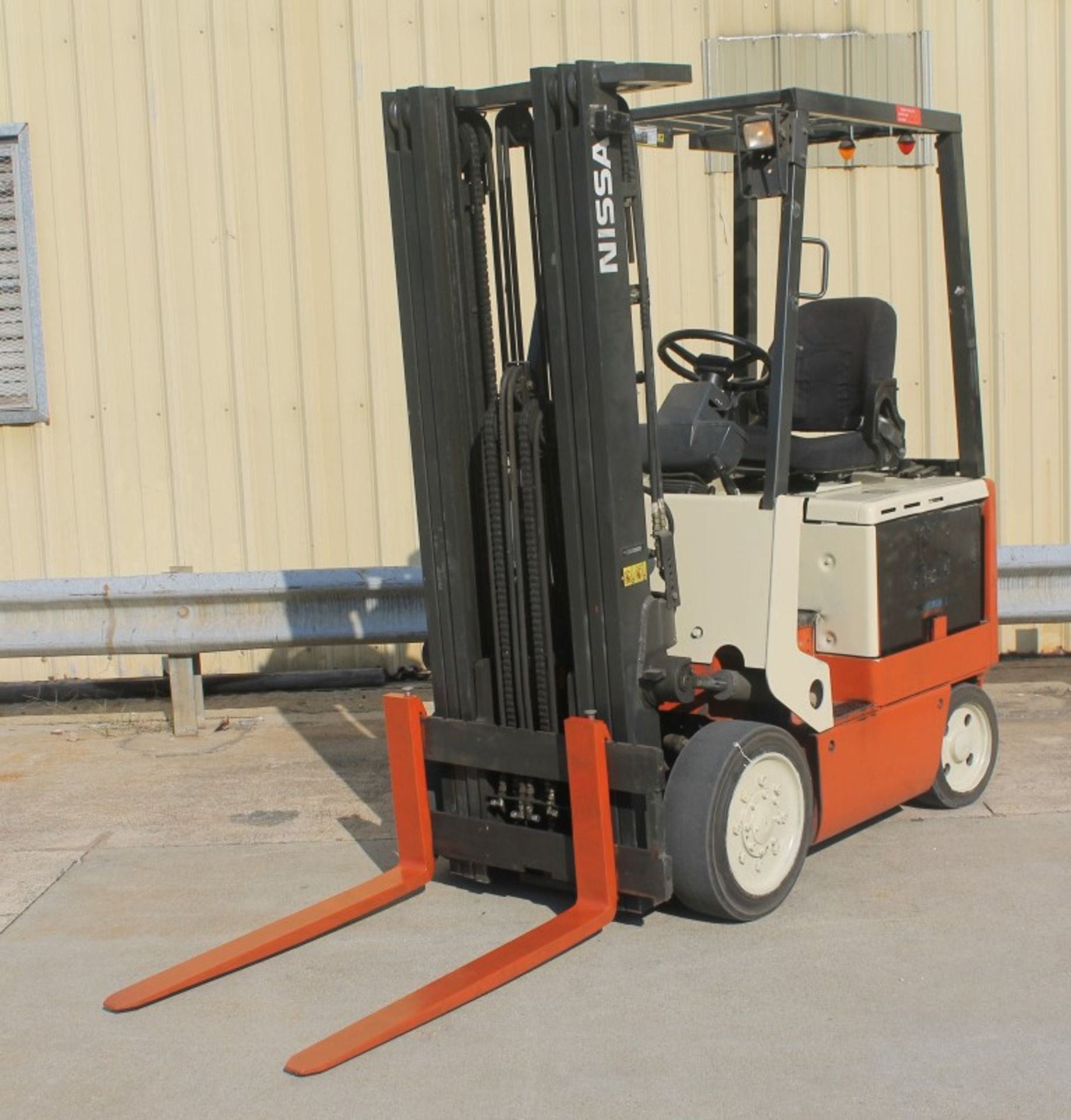 2004 NISSAN 4000 LBS CAPACITY ELECTRIC FORKLIFT WITH 2011 BATTERY, (WATCH VIDEO)