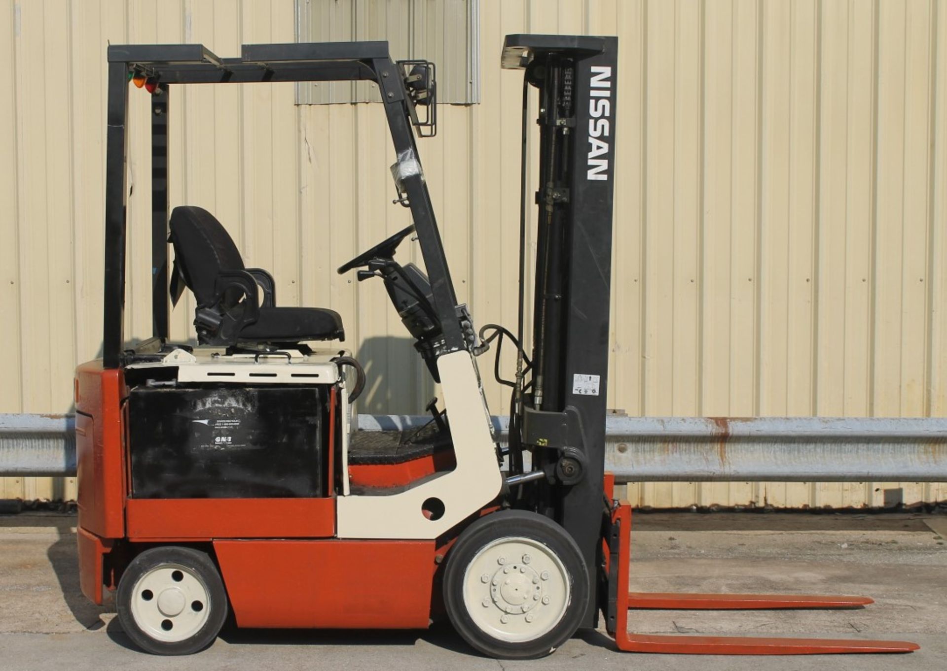 2004 NISSAN 4000 LBS CAPACITY ELECTRIC FORKLIFT WITH 2011 BATTERY, (WATCH VIDEO) - Image 2 of 5