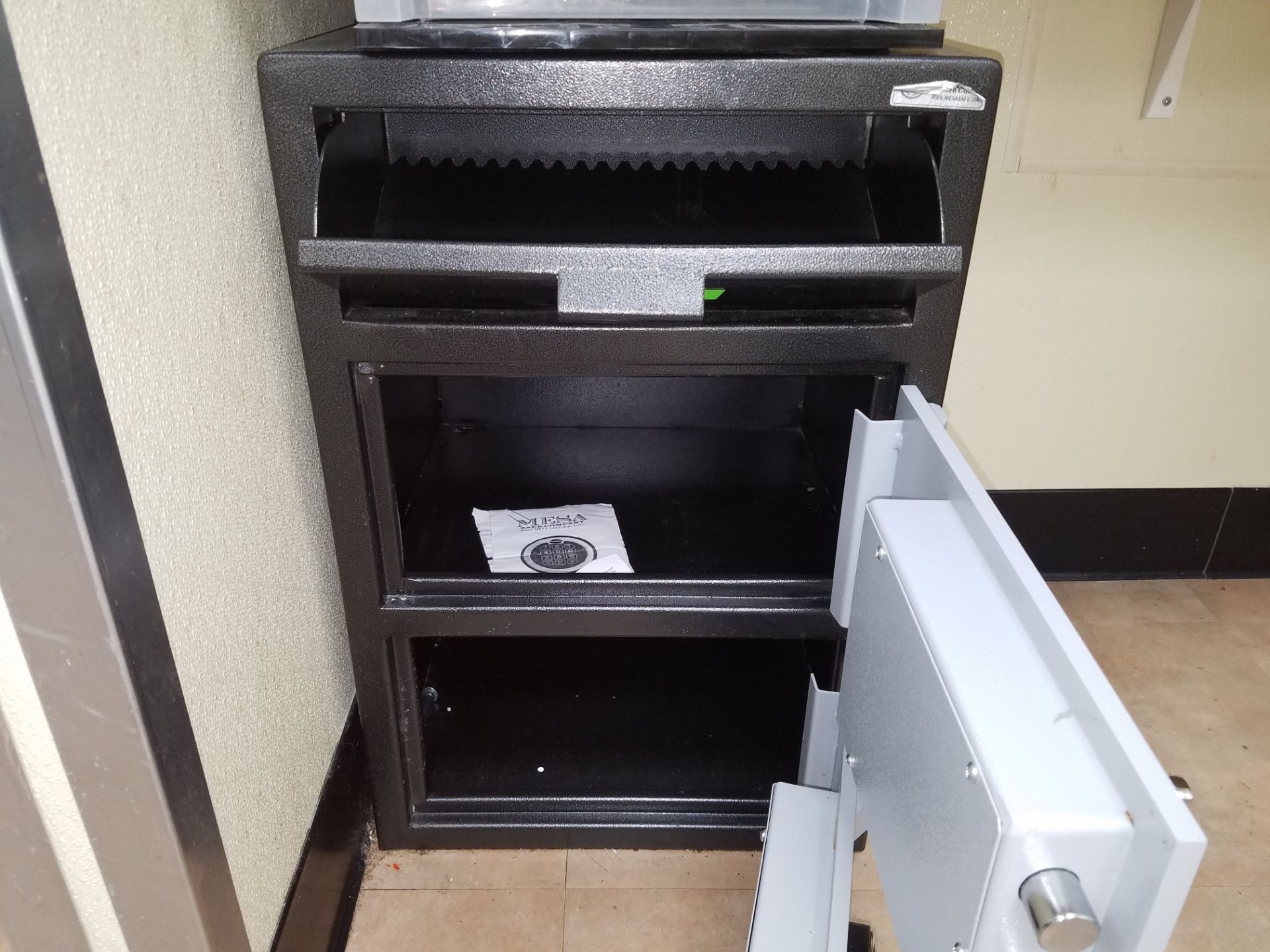 Mesa electronic lock, double door safe with cash drawer, have combination - Image 3 of 3