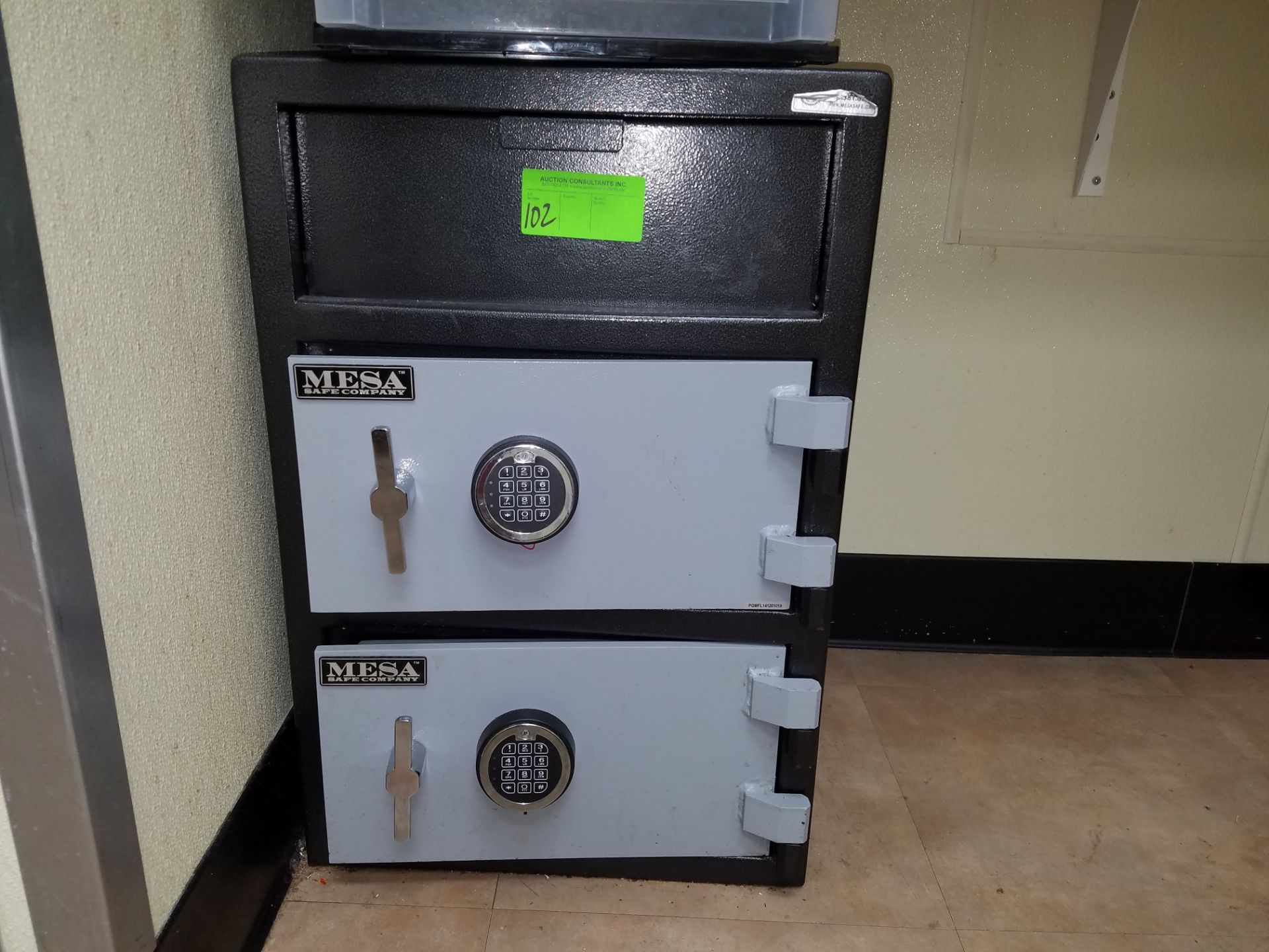 Mesa electronic lock, double door safe with cash drawer, have combination