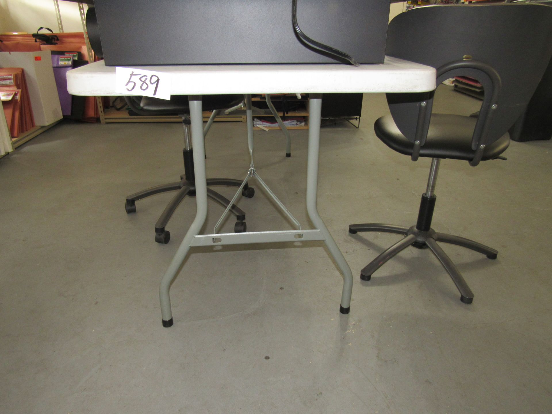 Folding table and 2 chairs - Image 2 of 3
