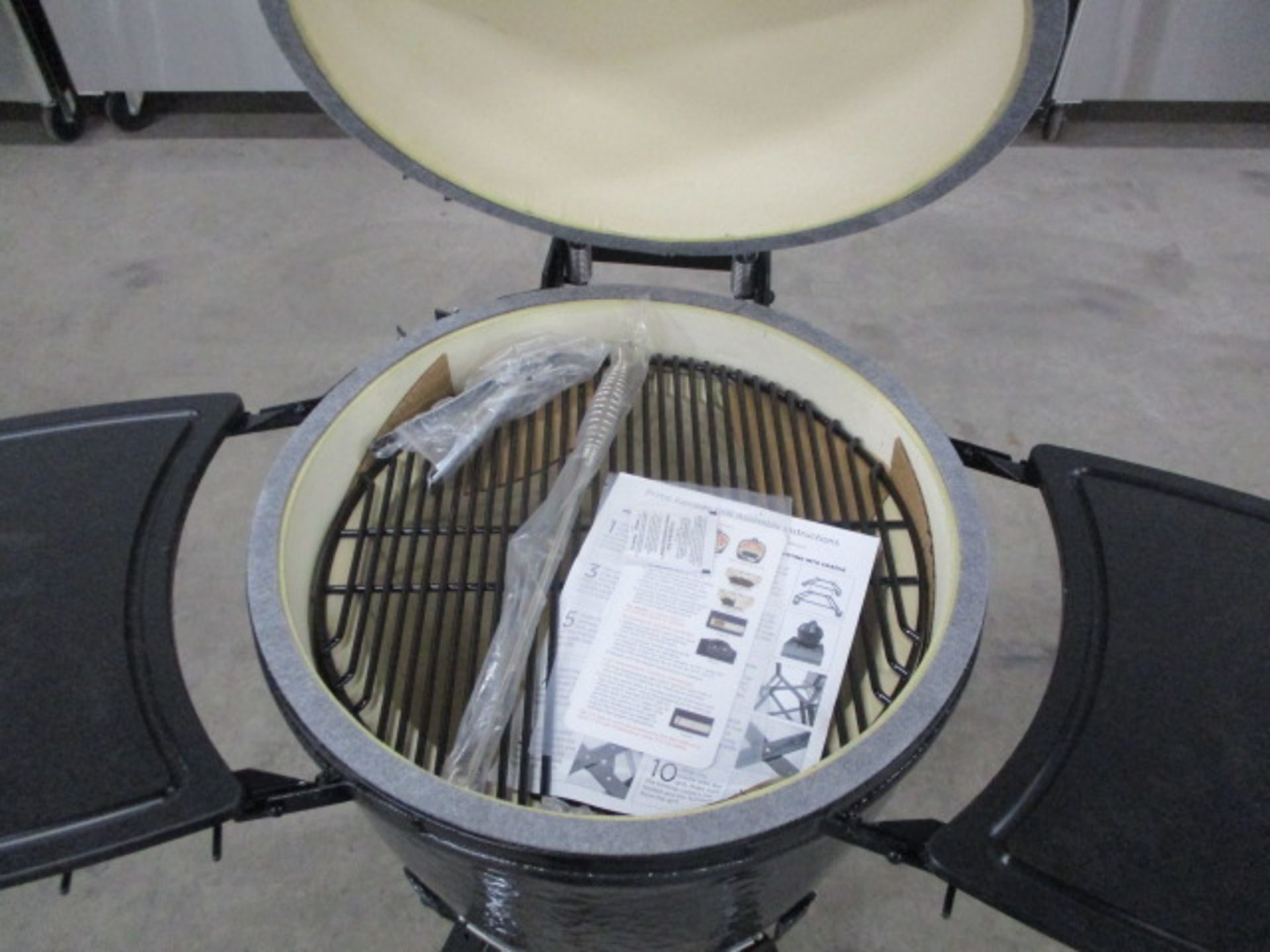 * New Primo Ceramic BBQ/Smoker with Accessoires and Charcoal, with warranty - Image 3 of 3
