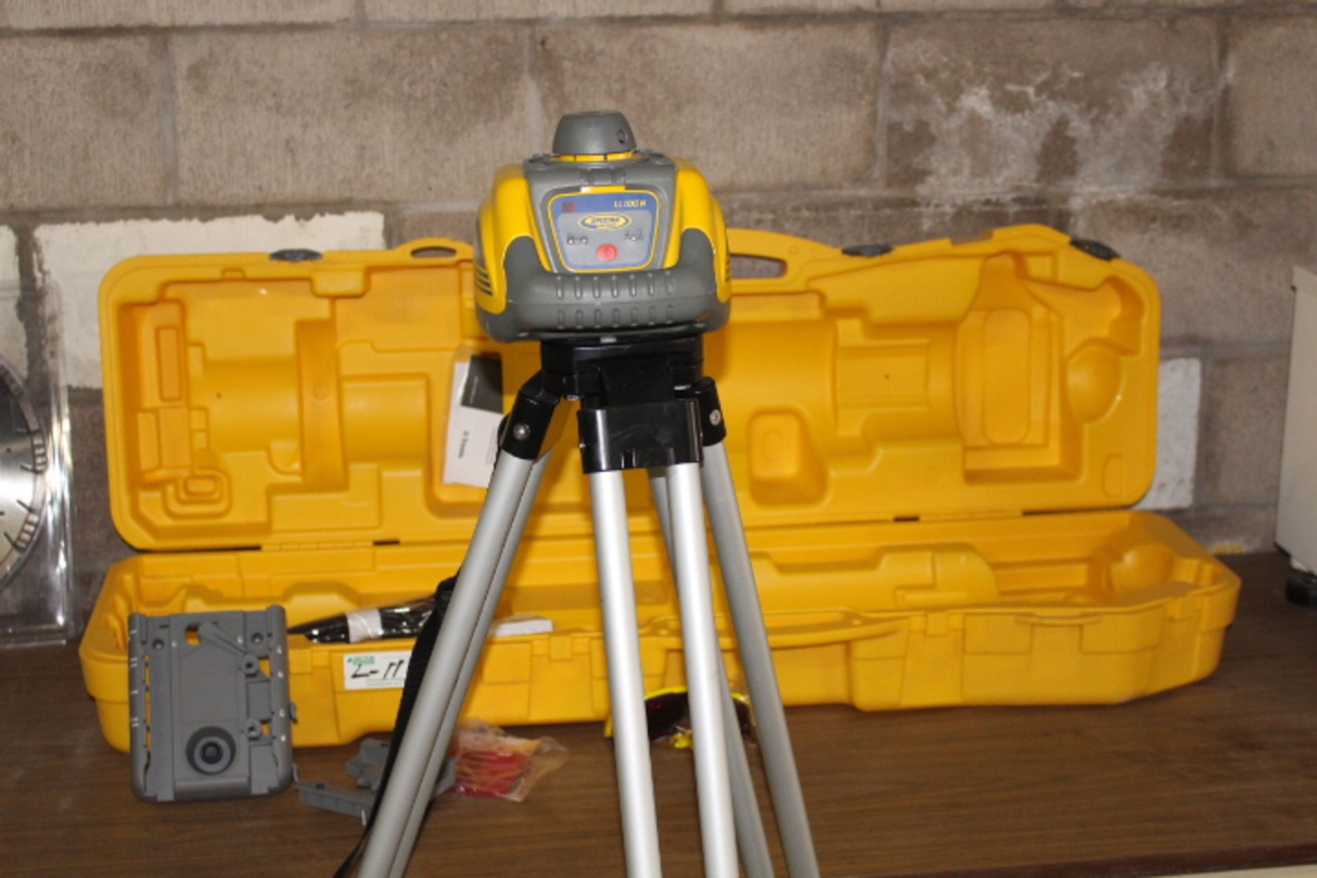 New Spectra Laser Level System LL100N with Tripod and Case