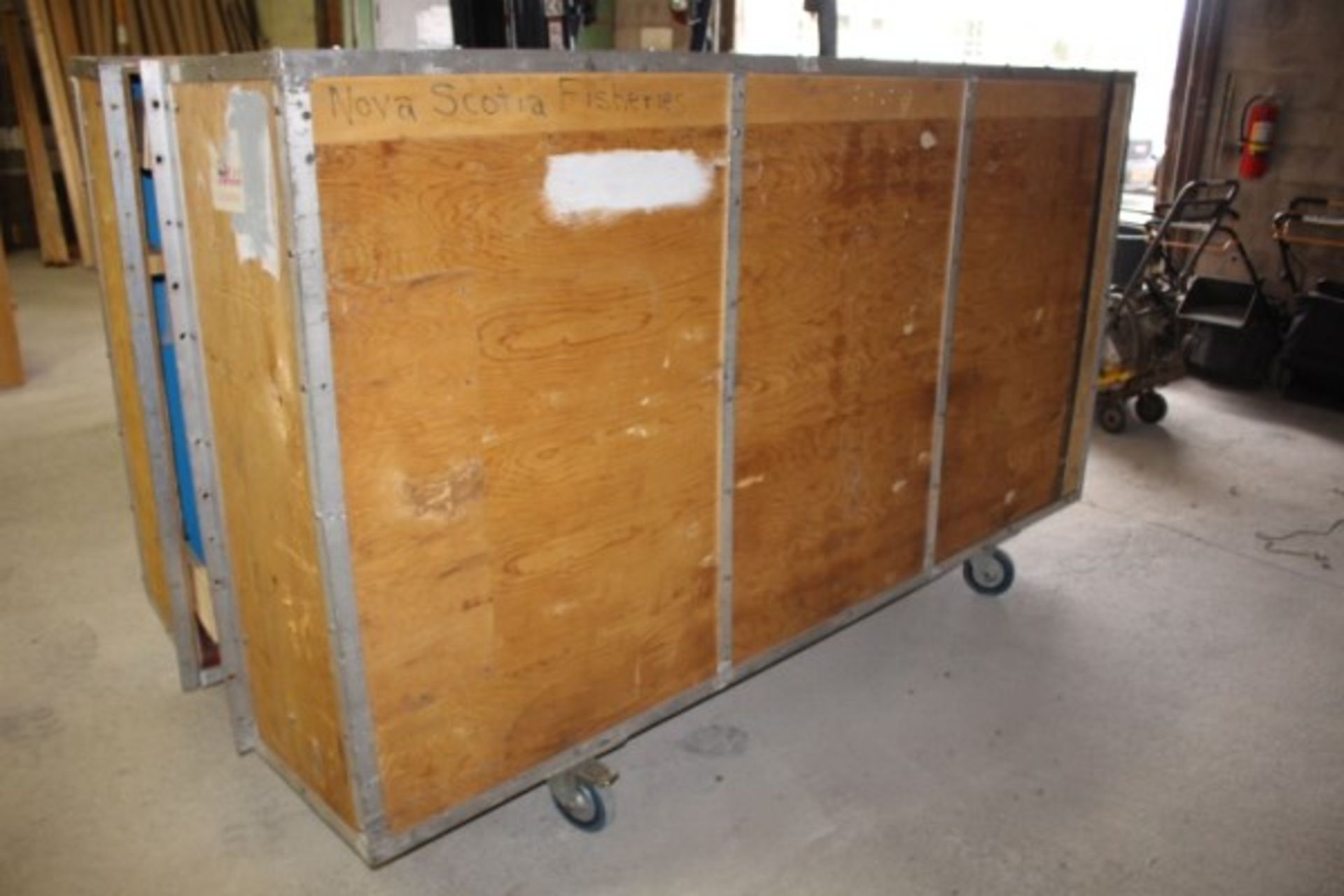 *Custom built wooden box crate on casters 104" x 40" x 62"* - Bild 4 aus 4