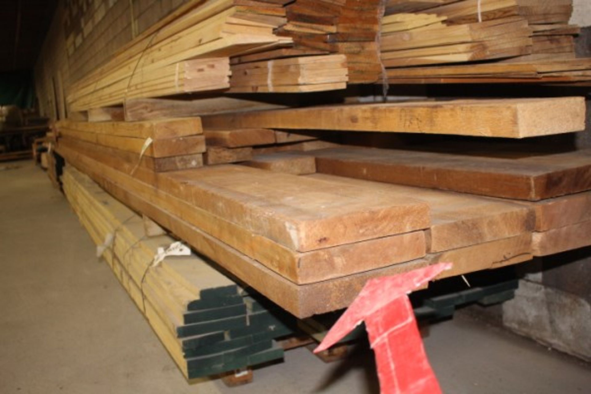 Skid lot of aprox 366.63 board feet of rough cut 20 ft lengths of cedar - Bild 3 aus 3