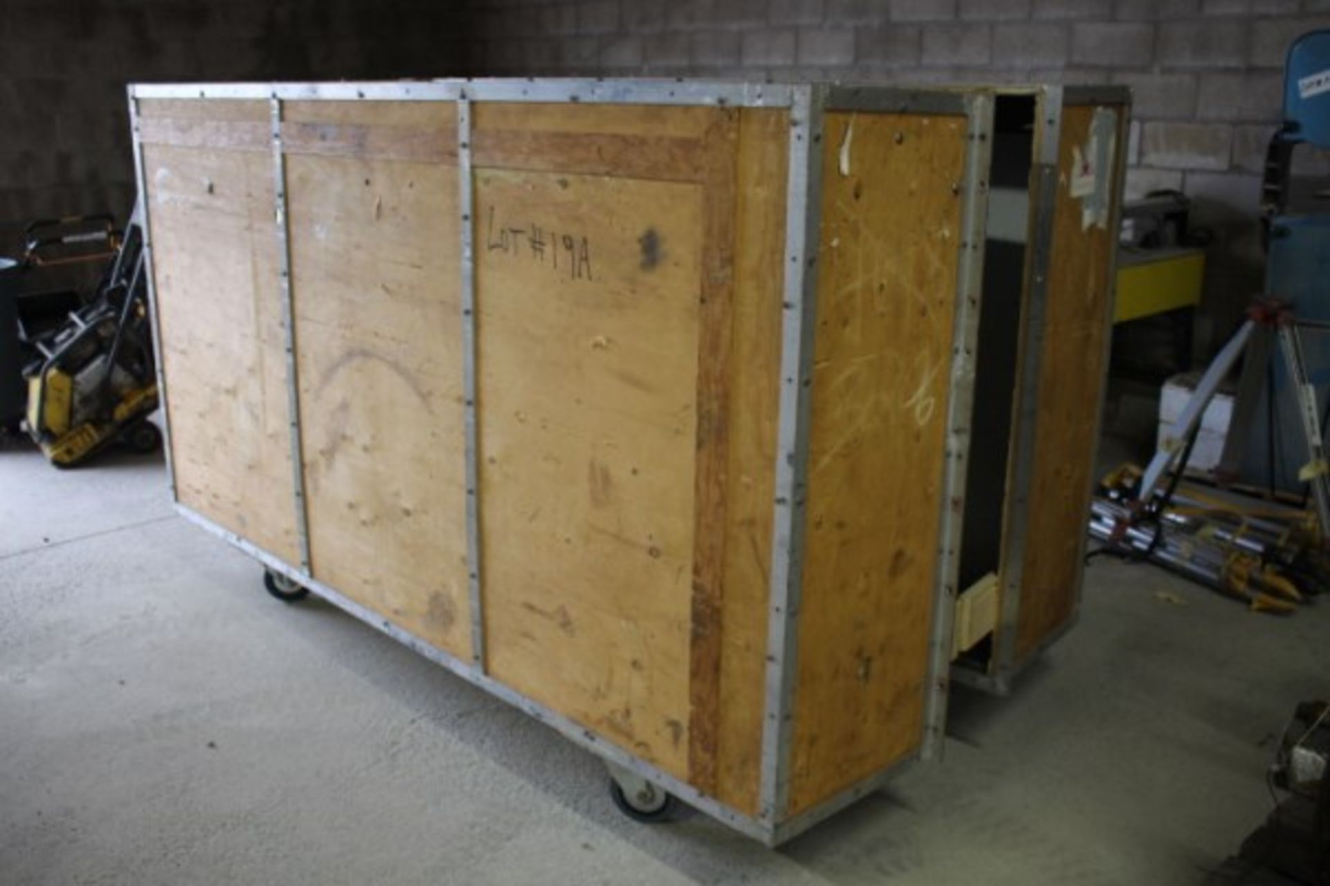 *Custom built wooden box crate on casters 104" x 40" x 62"* - Bild 2 aus 4
