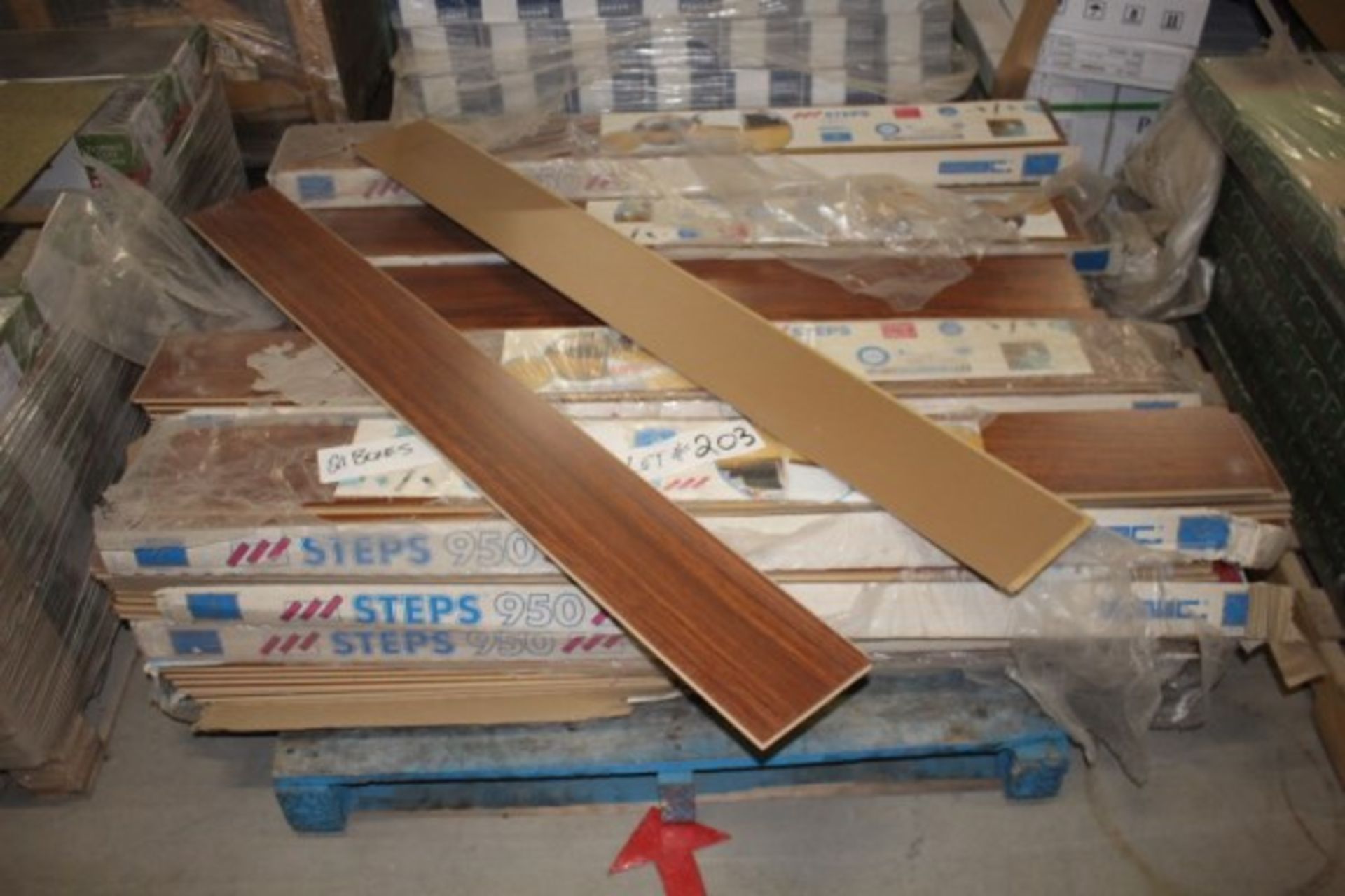Pallet lot of steps uniclick laminate flooring 21 boxes aprox 340 sq ft