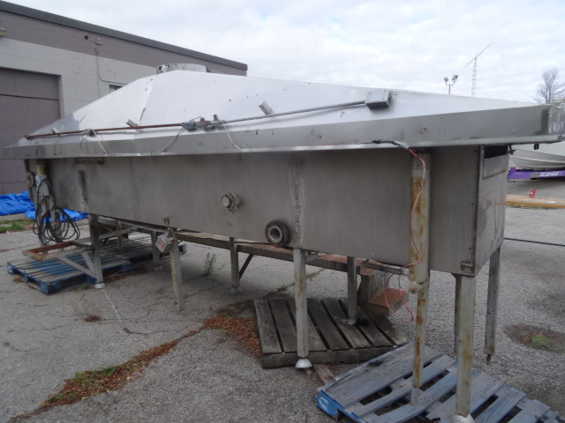 1x, GM 3832 Conveyor Fryer (20' x 52") w/ Hood Vent - Natural Gas