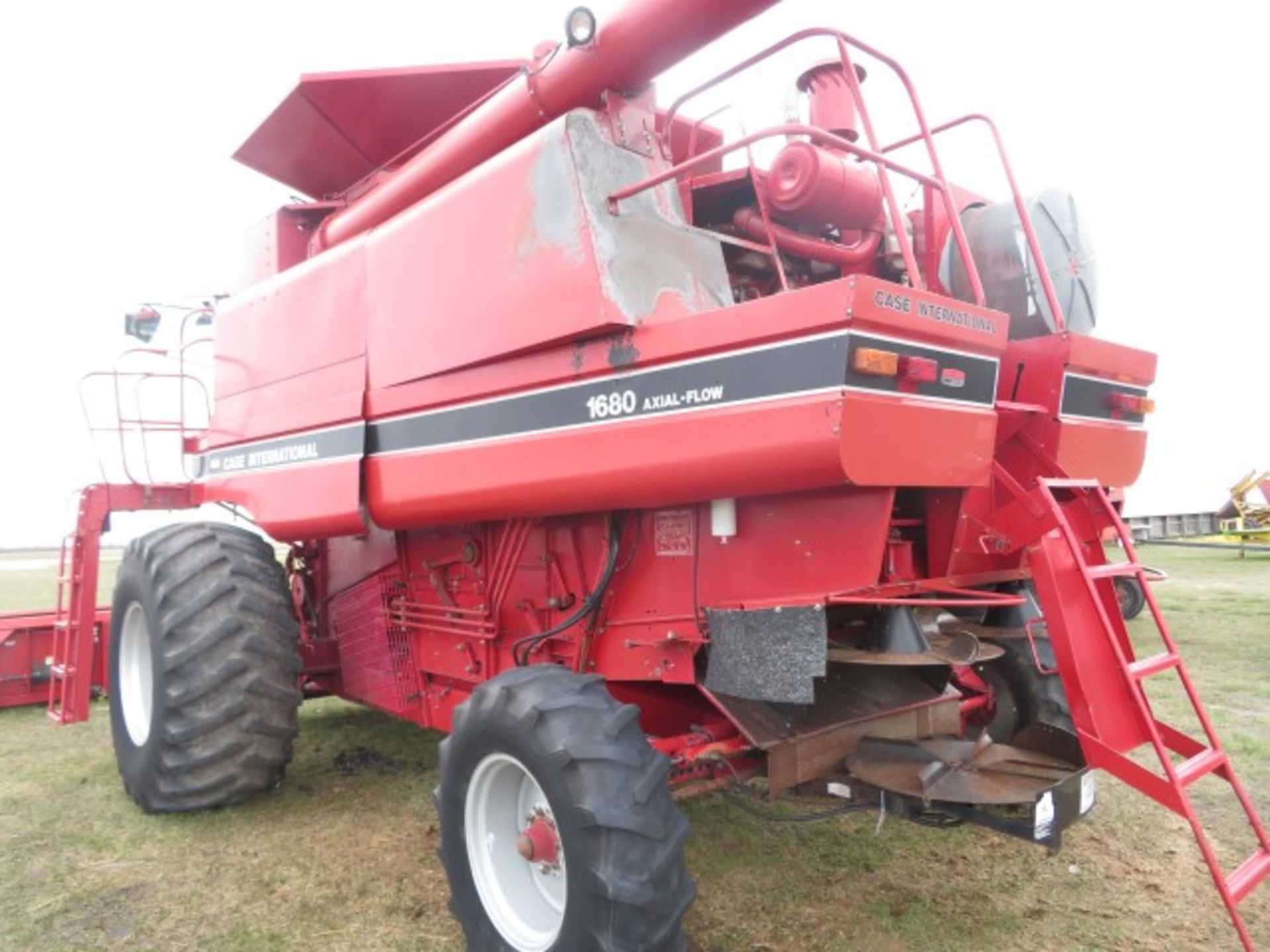 CIH 1680 combine #118393 with 1015 pickup head - Image 6 of 6