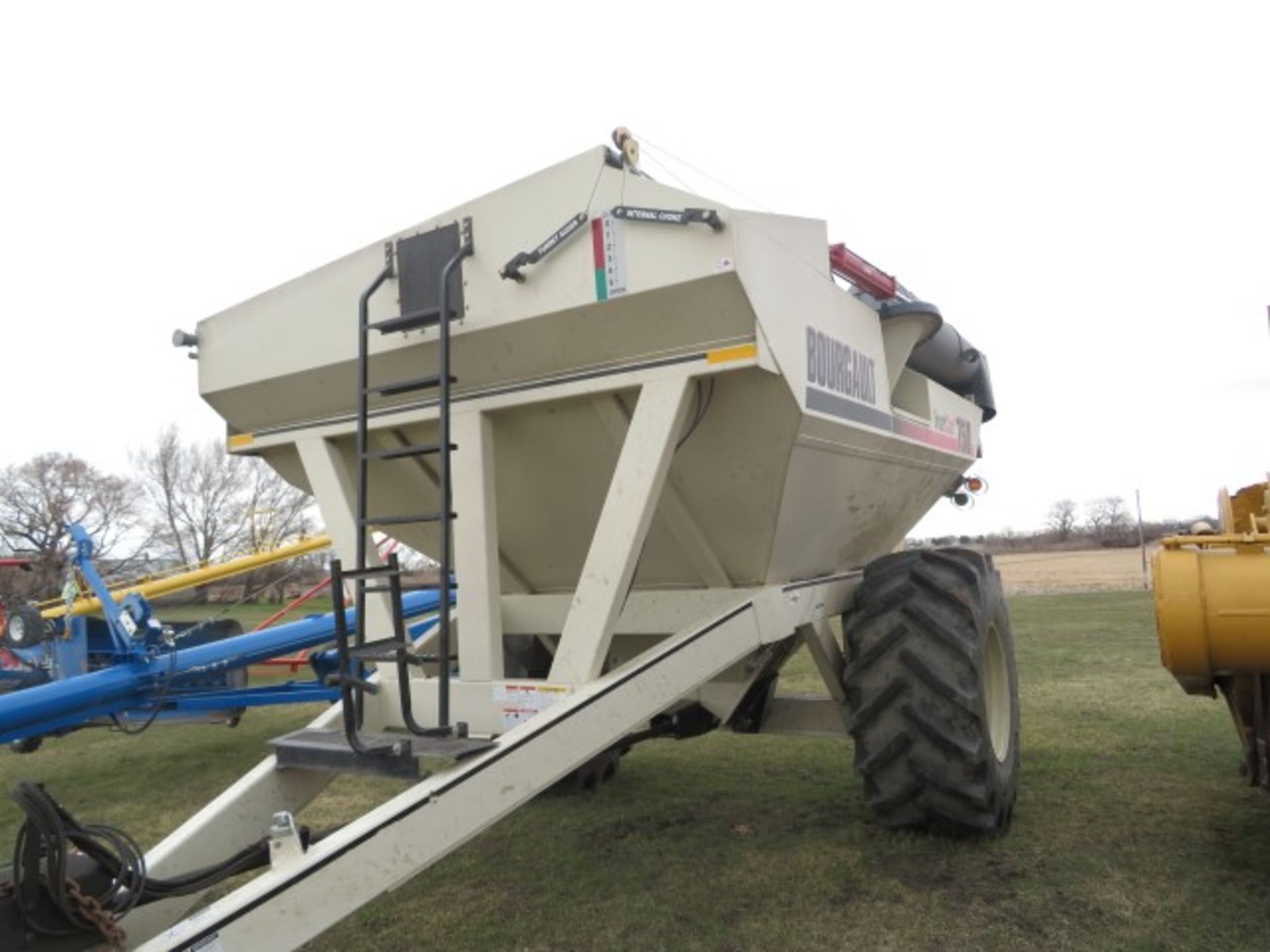 2004 Bourgault 750 grain smart cart, PTO Drive, 600/65R/32 tires - Image 2 of 4