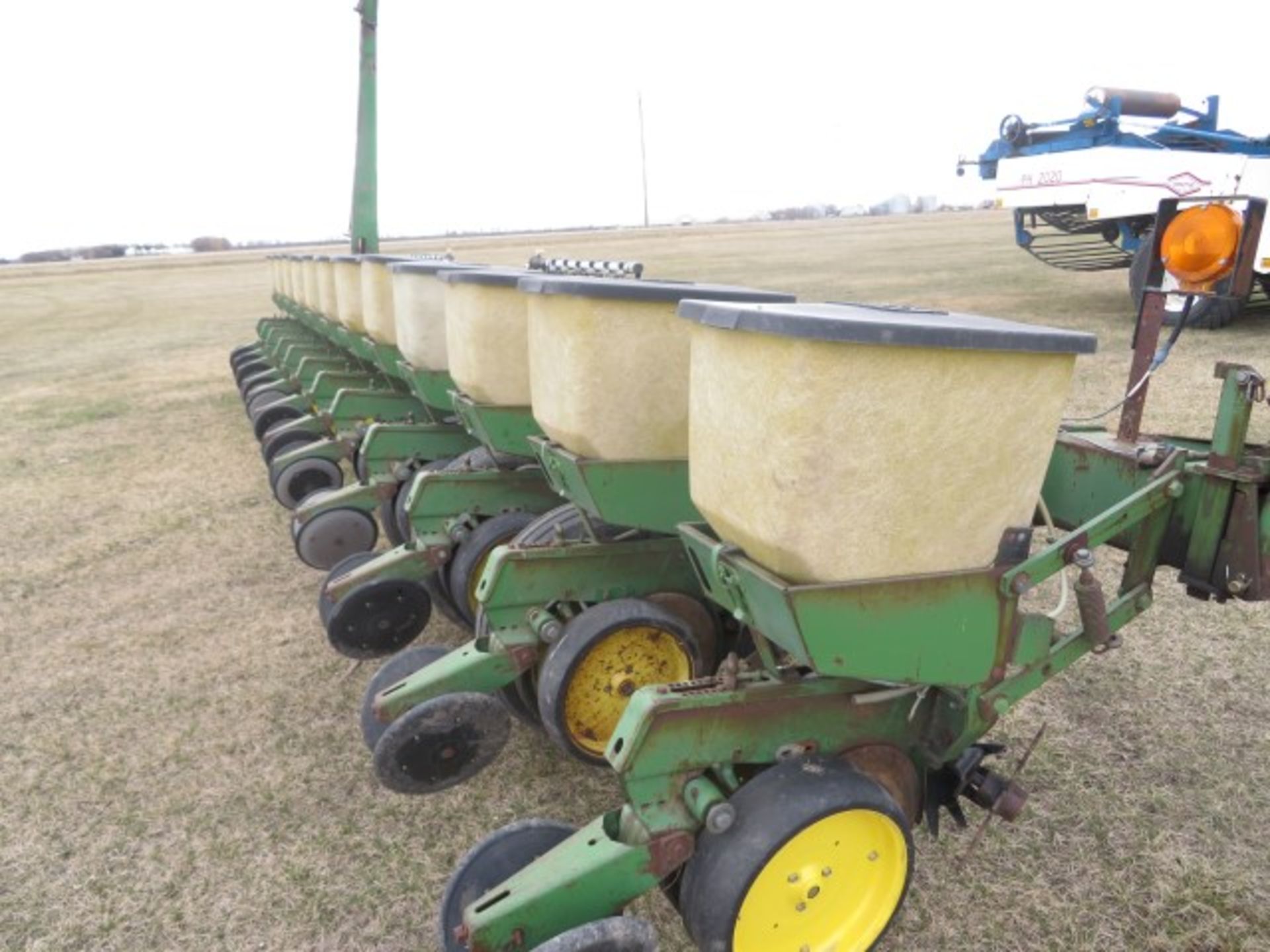 John Deere 7000 planter 12 row 30 regular drawbar hitch - Image 3 of 3