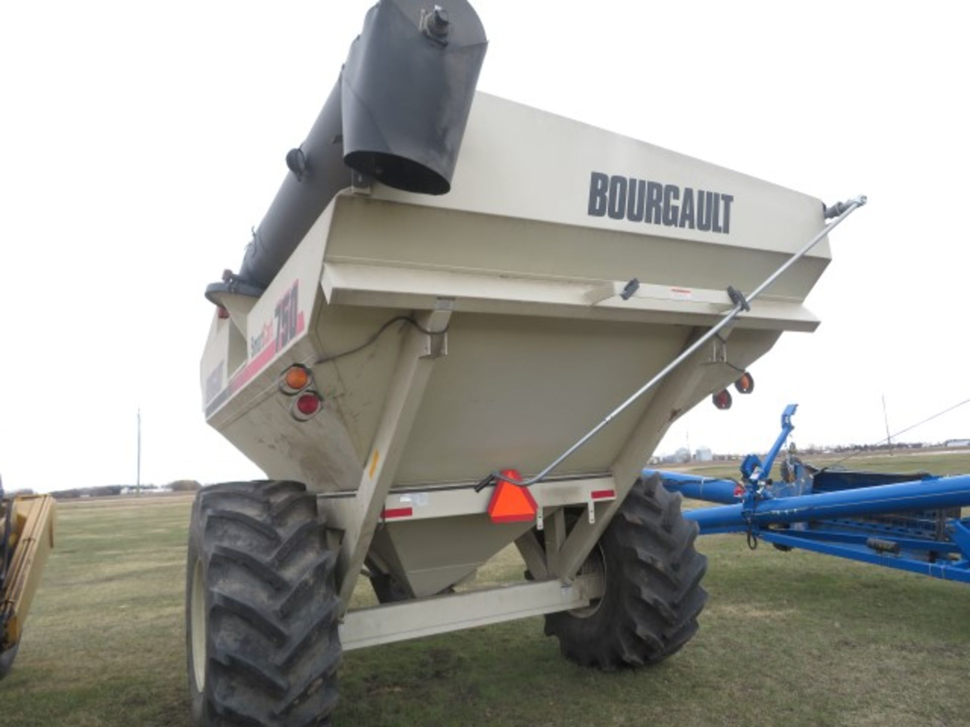 2004 Bourgault 750 grain smart cart, PTO Drive, 600/65R/32 tires - Image 3 of 4