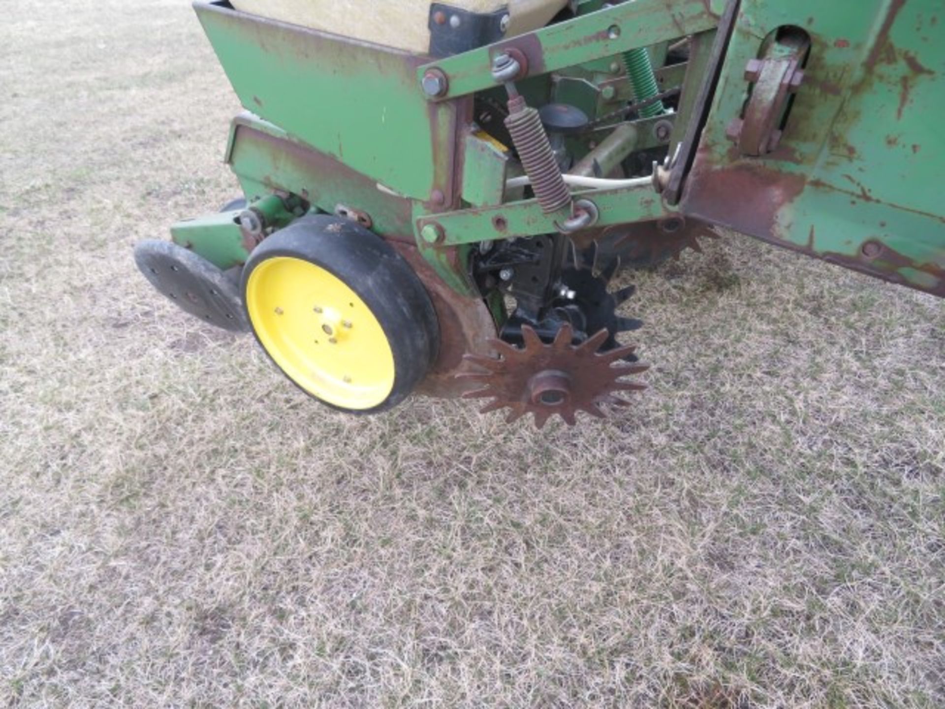 John Deere 7000 planter 12 row 30 regular drawbar hitch - Image 2 of 3