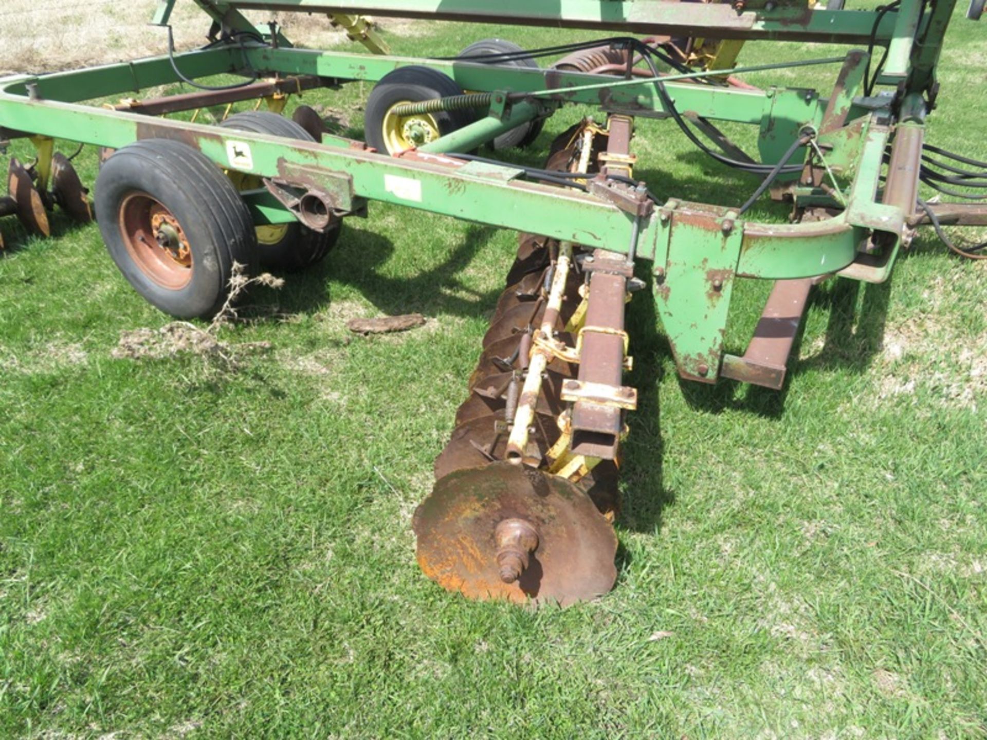 John Deere model 220 single wing tandem disc 21ft - Image 2 of 3