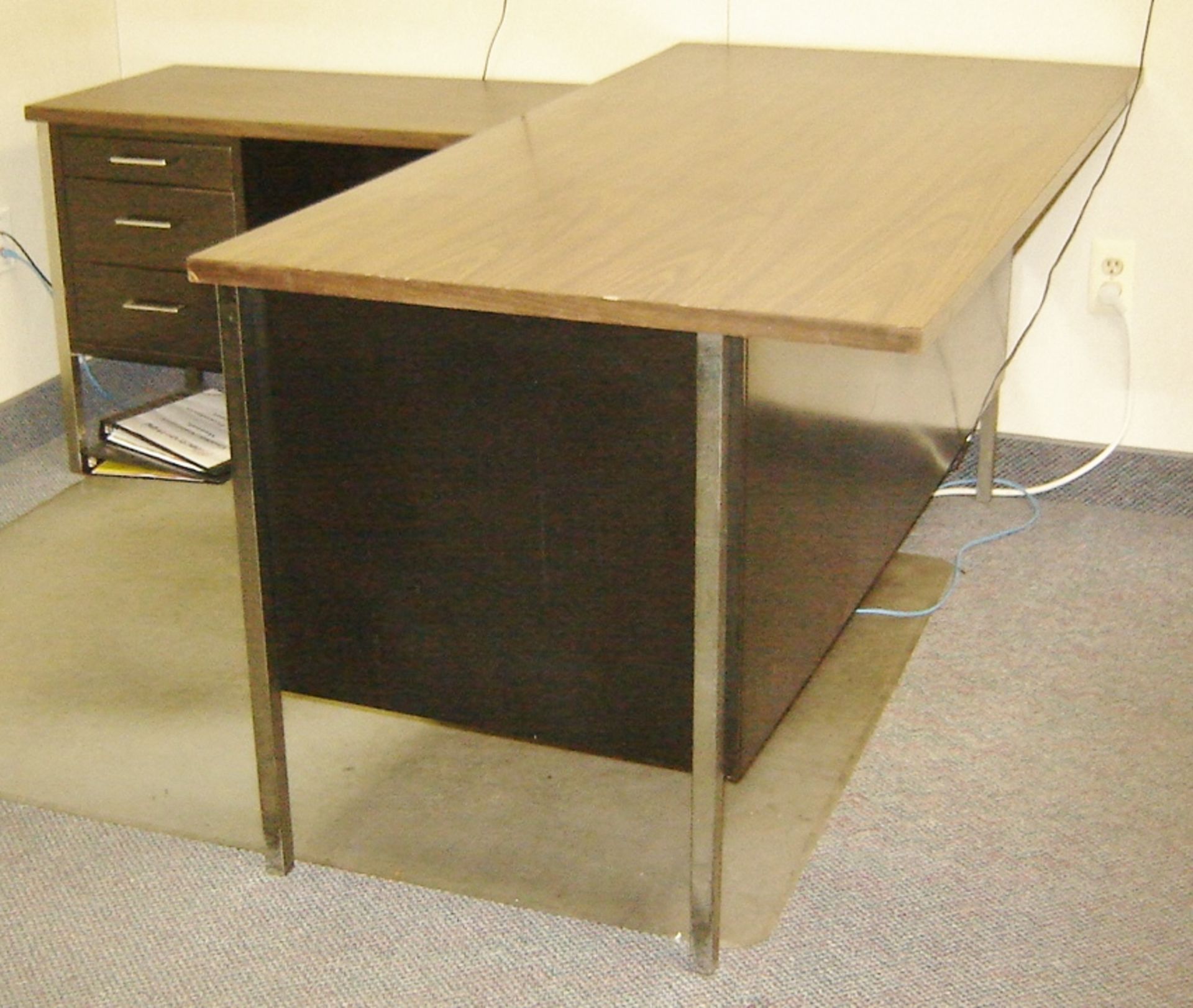 SINGLE PEDESTAL DESK