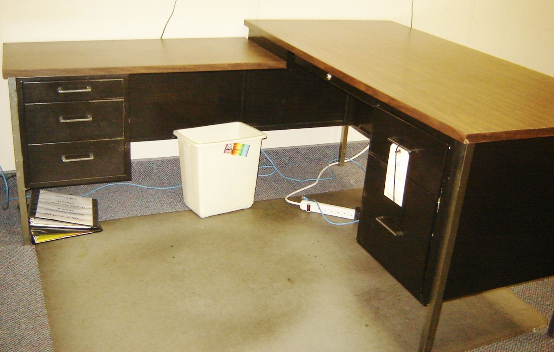 SINGLE PEDESTAL DESK - Image 2 of 3