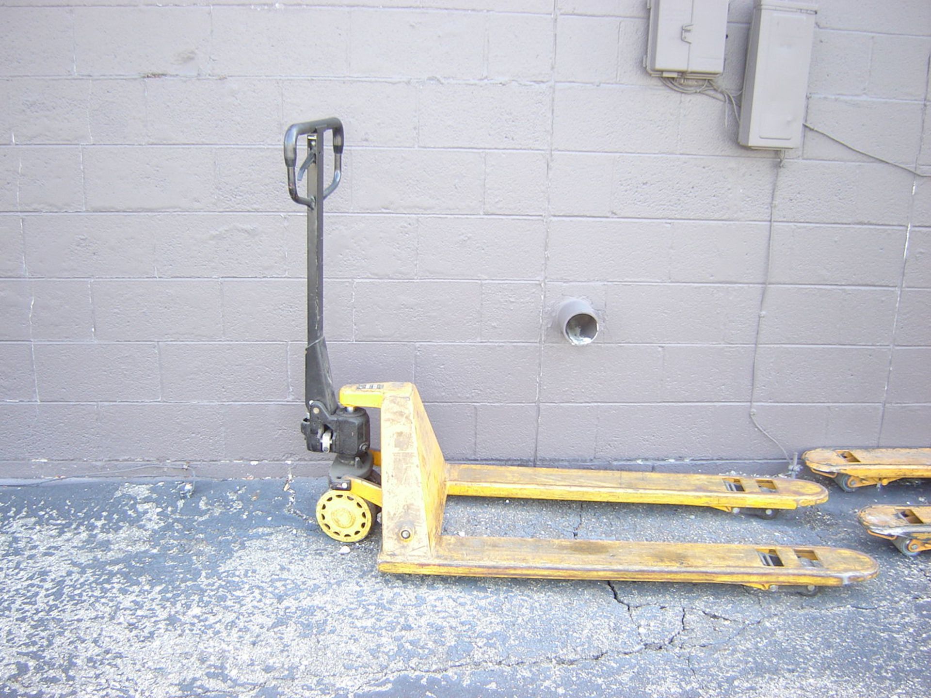 HYDRAULIC PALLET JACK - Image 2 of 2