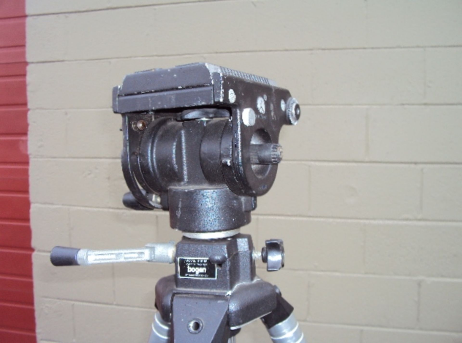 BOGEN MODEL 3068 CAMERA PAN/TILT CAMERA TRIPOD - Image 4 of 6