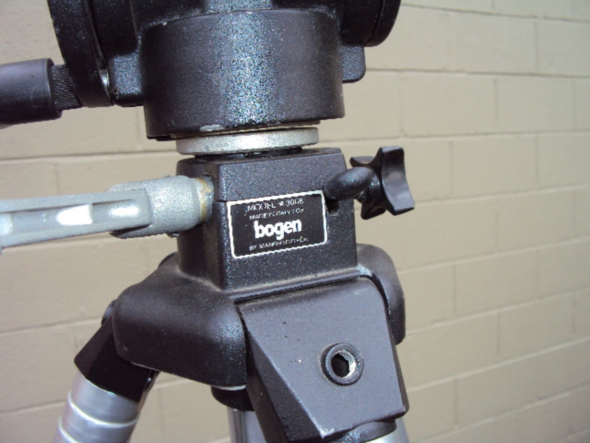 BOGEN MODEL 3068 CAMERA PAN/TILT CAMERA TRIPOD - Image 3 of 6