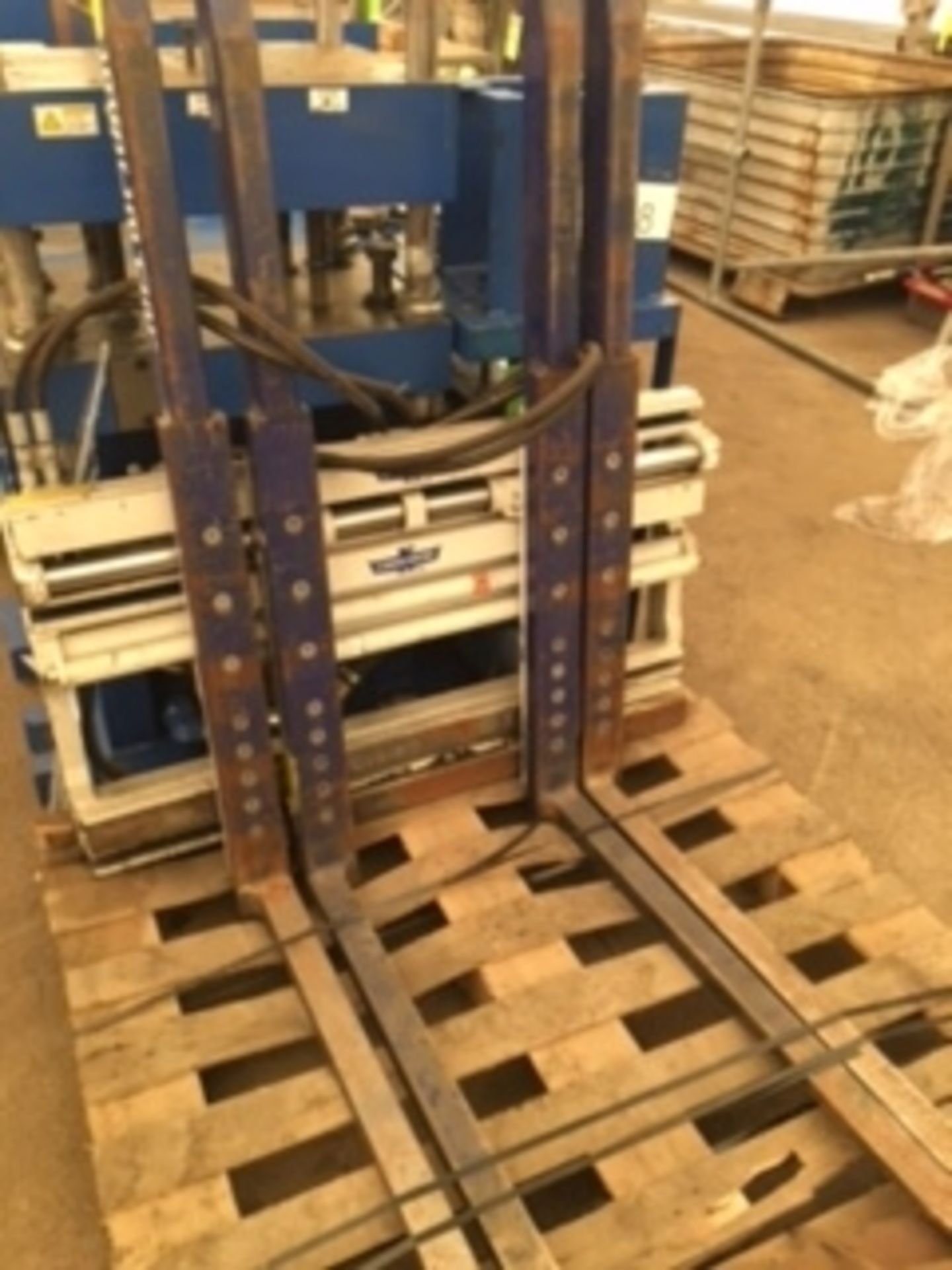 Cascade Hydraulic Pin forks attachment. (Allows forks to move in and out) - Image 2 of 2