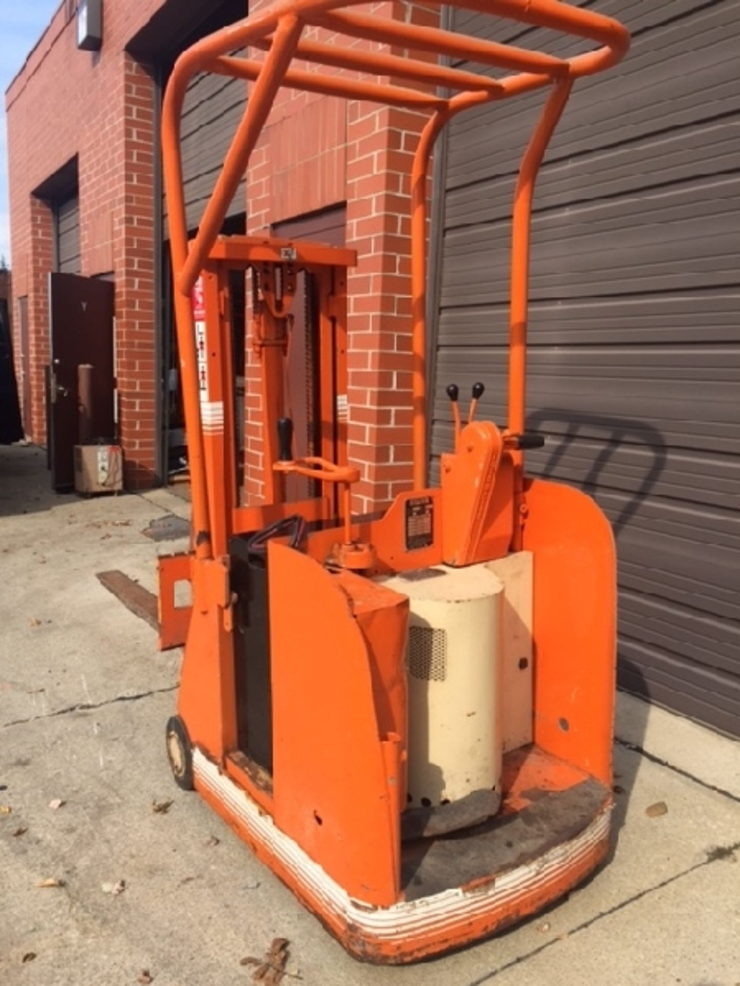 Automatic/Yale forklift 9 foot lift 2000lb. Cap 24 volt battery 110v charger Compact design - Image 3 of 4