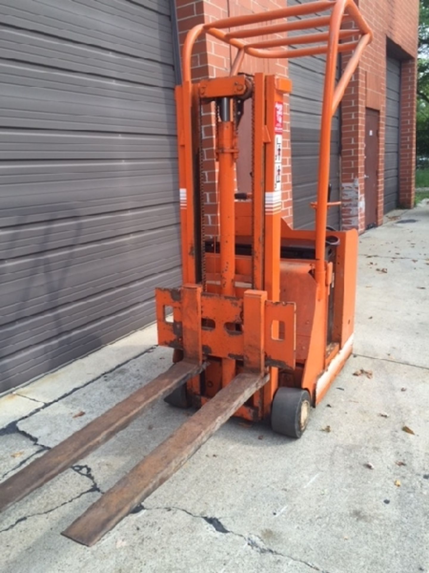 Automatic/Yale forklift 9 foot lift 2000lb. Cap 24 volt battery 110v charger Compact design - Image 2 of 4
