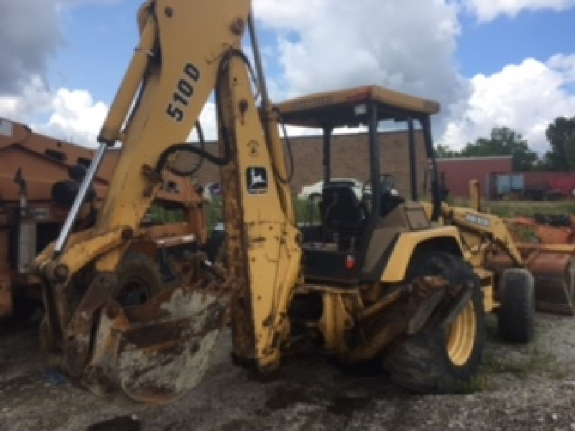 John Deere 510D backhoe. 4418 hours listed. Turbo diesel. Equipment ID# TO510DB815432 - Image 3 of 6