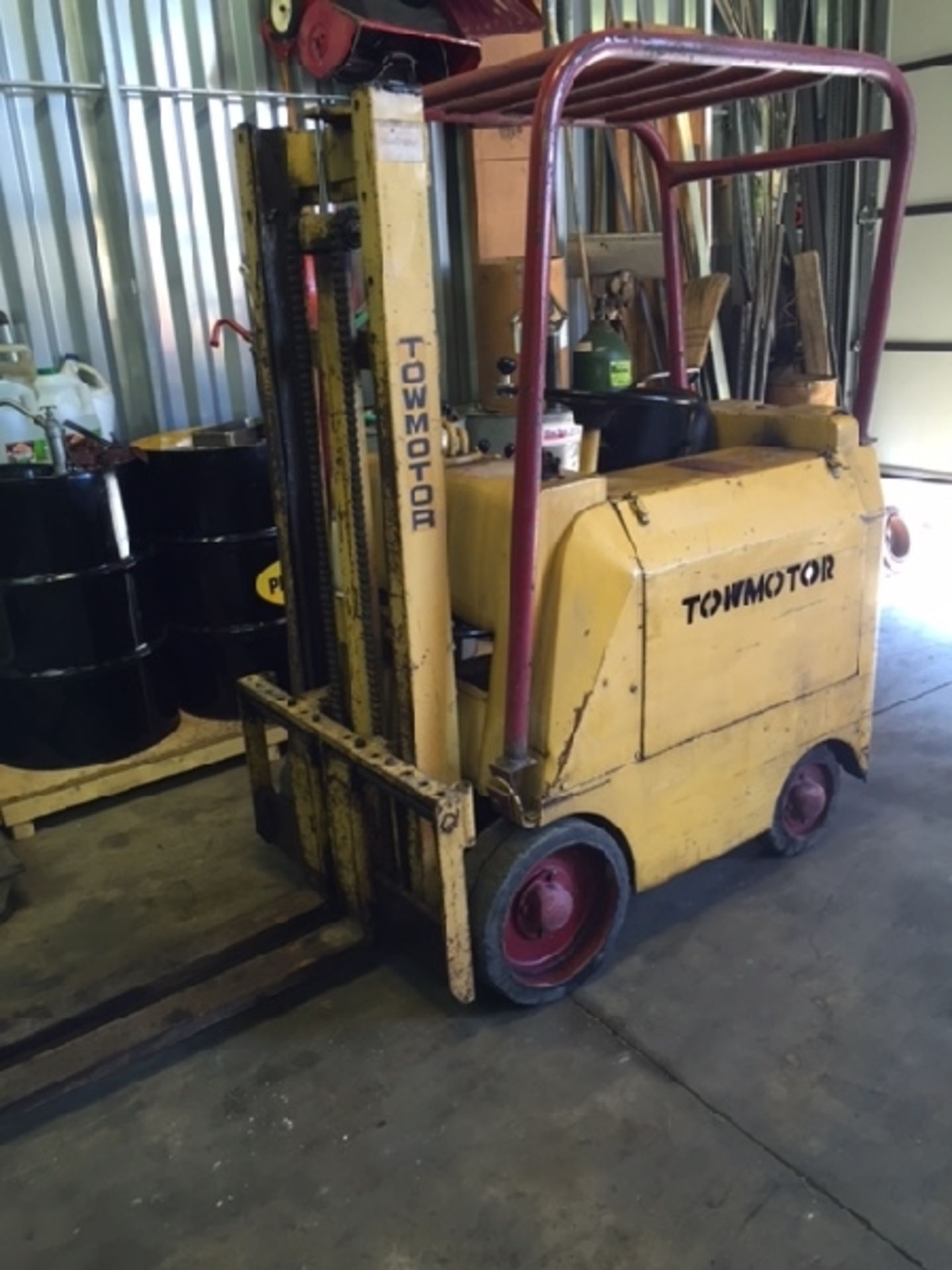 Tow motor forklift Model 350S 9 foot lift 2000lb. Cap. Gasoline fueled - Image 2 of 3