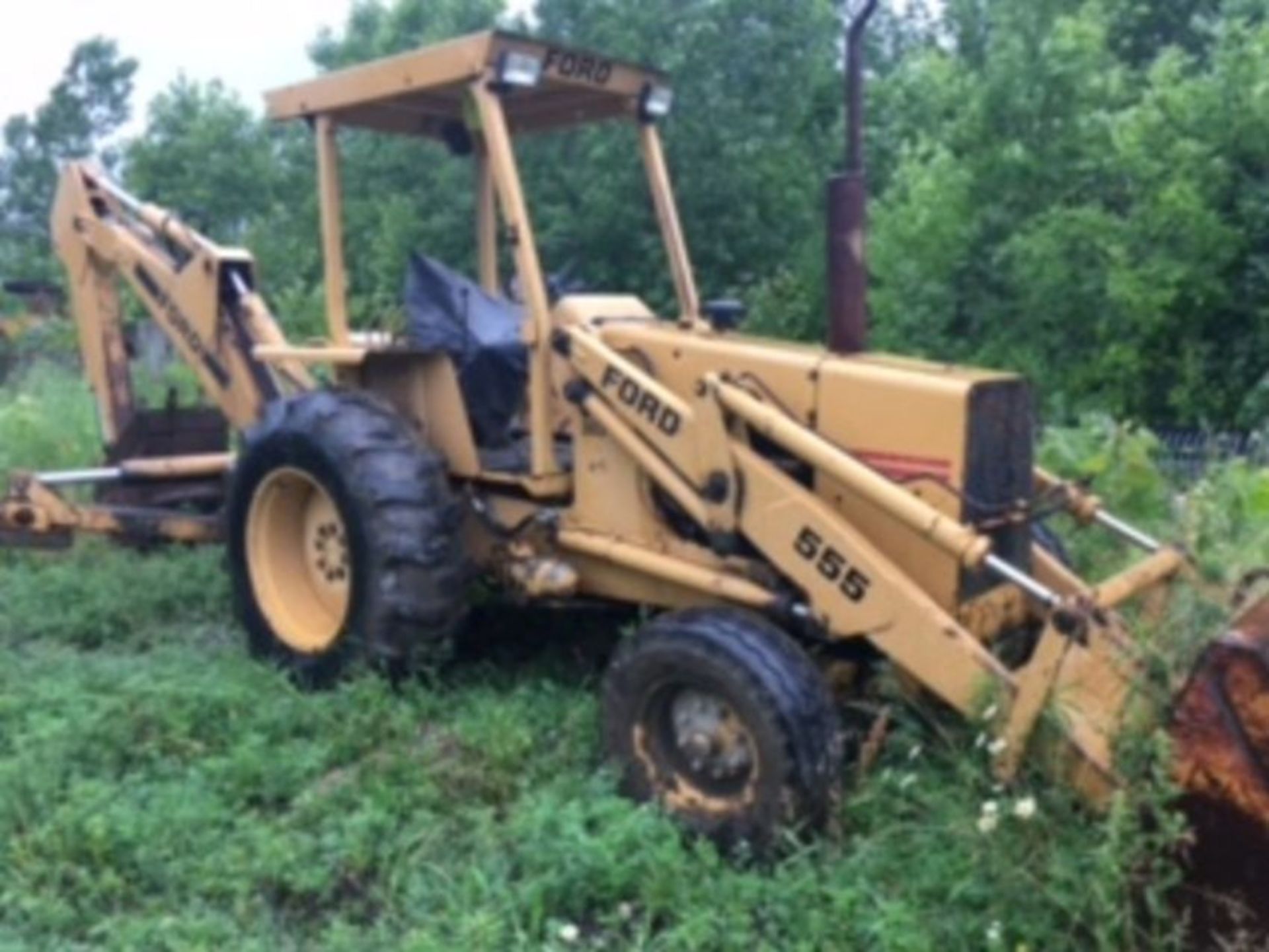 1983 Ford 555 loader/backhoe w/ new motor, runs good, 4956.7 hours listed. - Image 2 of 5