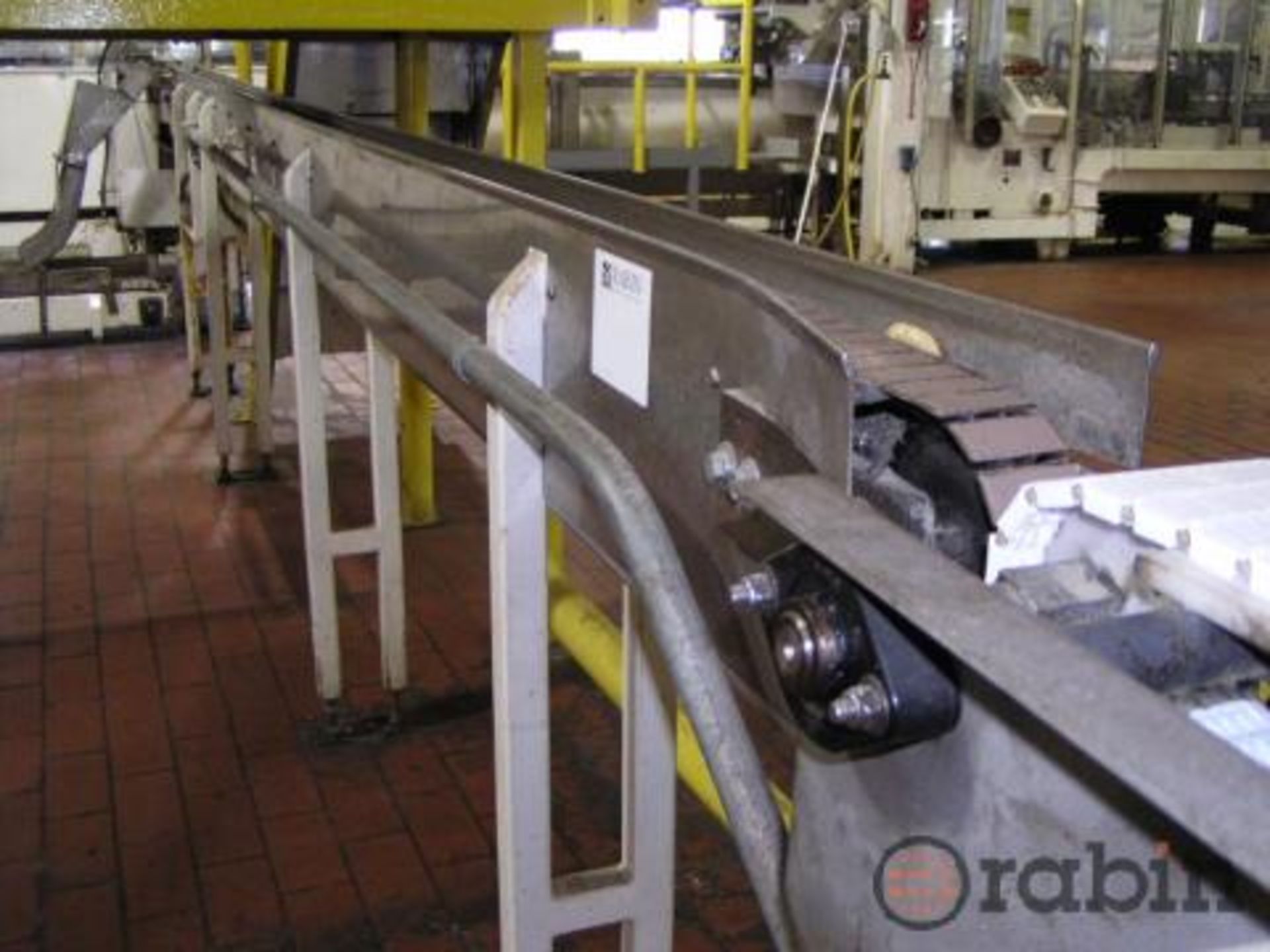 Crossover cartoner infeed conveyor