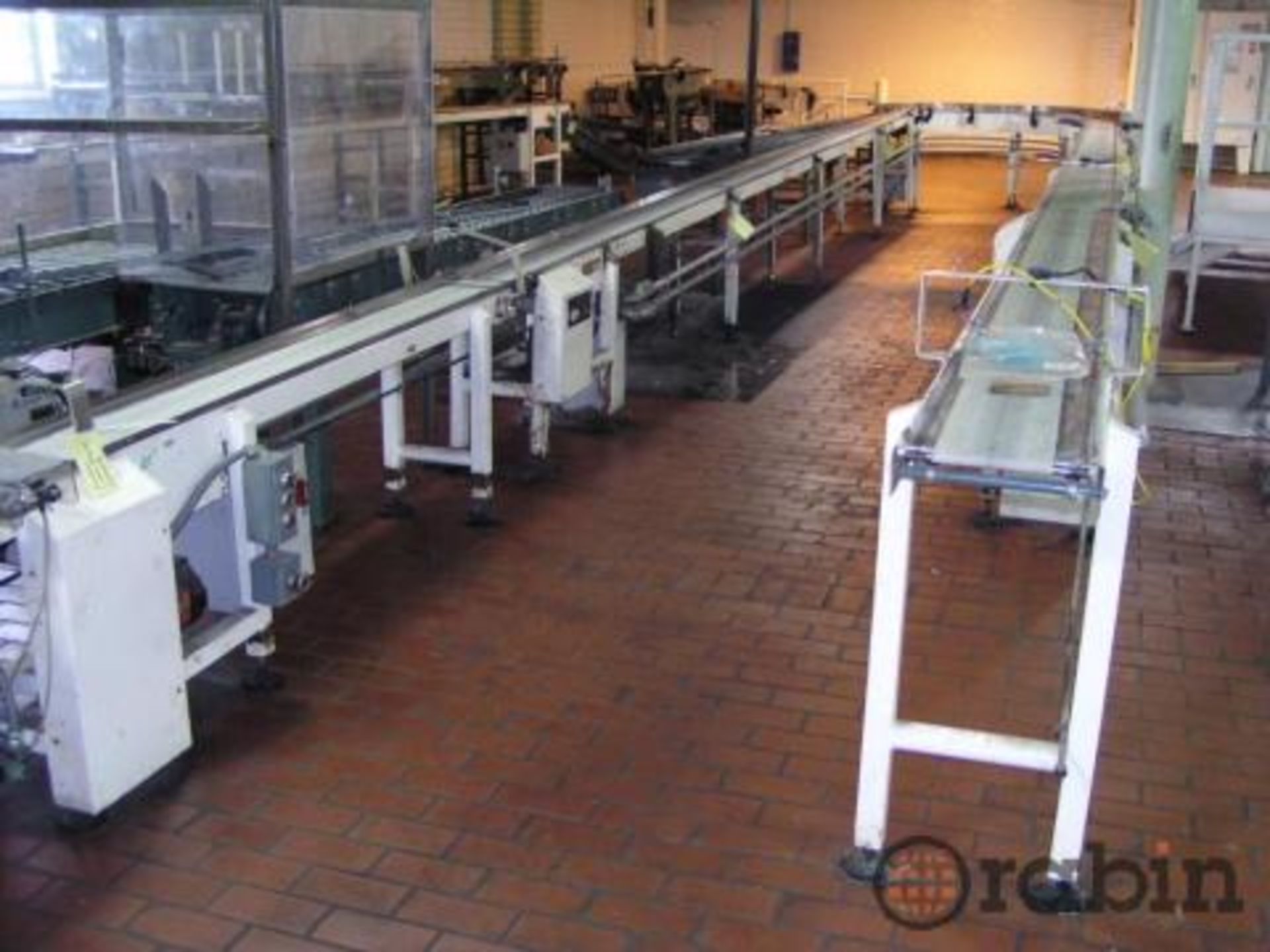 Accumulating conveyor assembly