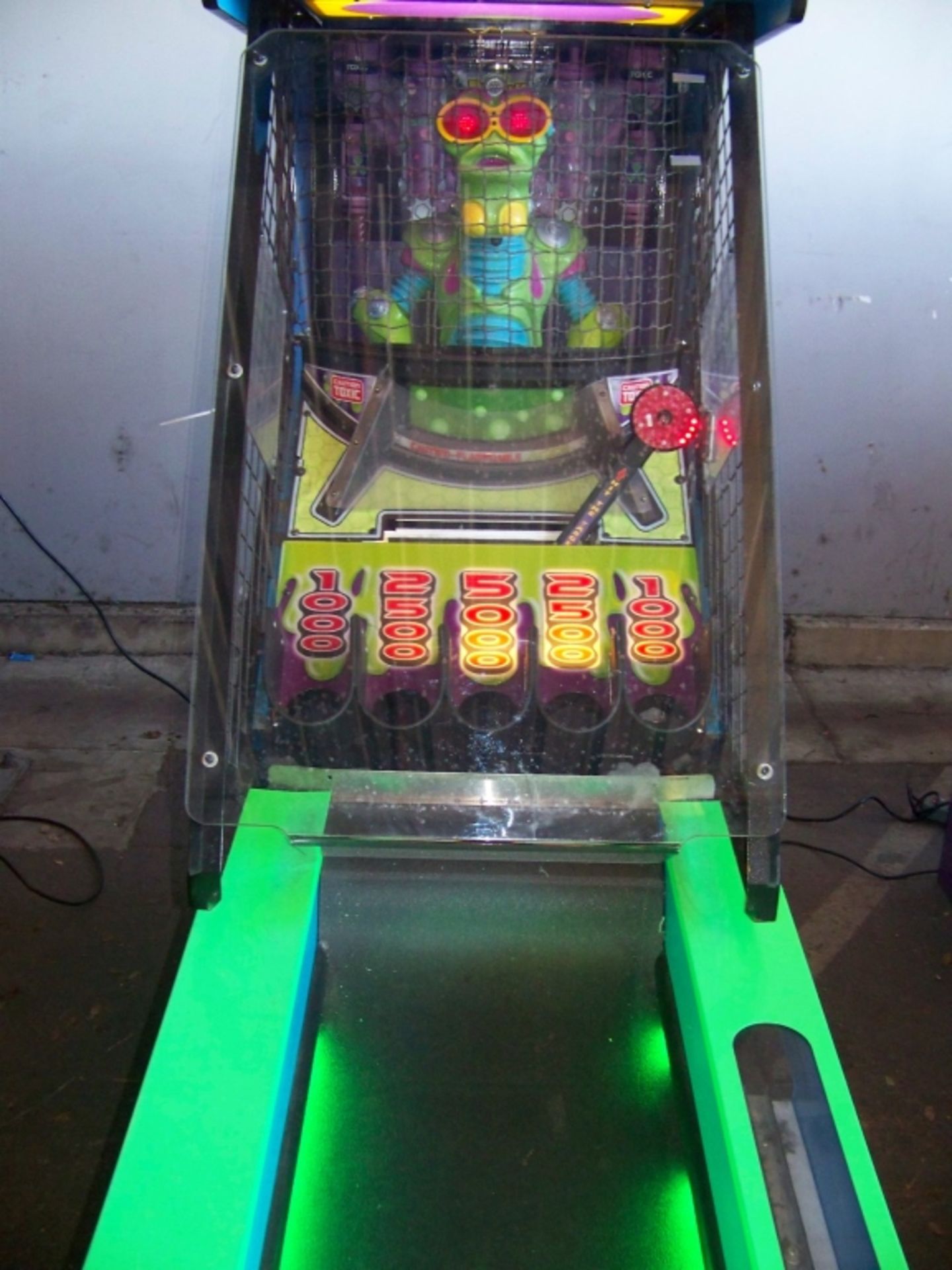 DUNK-N-ALIEN ALLEY ROLLER REDEMPTION GAME ICE - Image 5 of 6