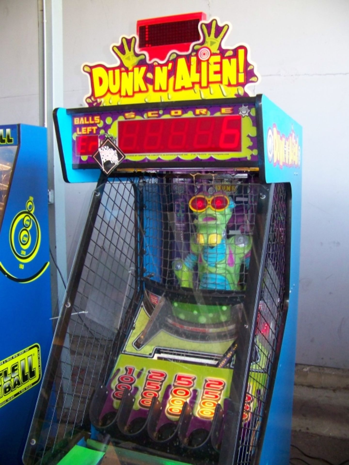 DUNK-N-ALIEN ALLEY ROLLER REDEMPTION GAME ICE - Image 2 of 6