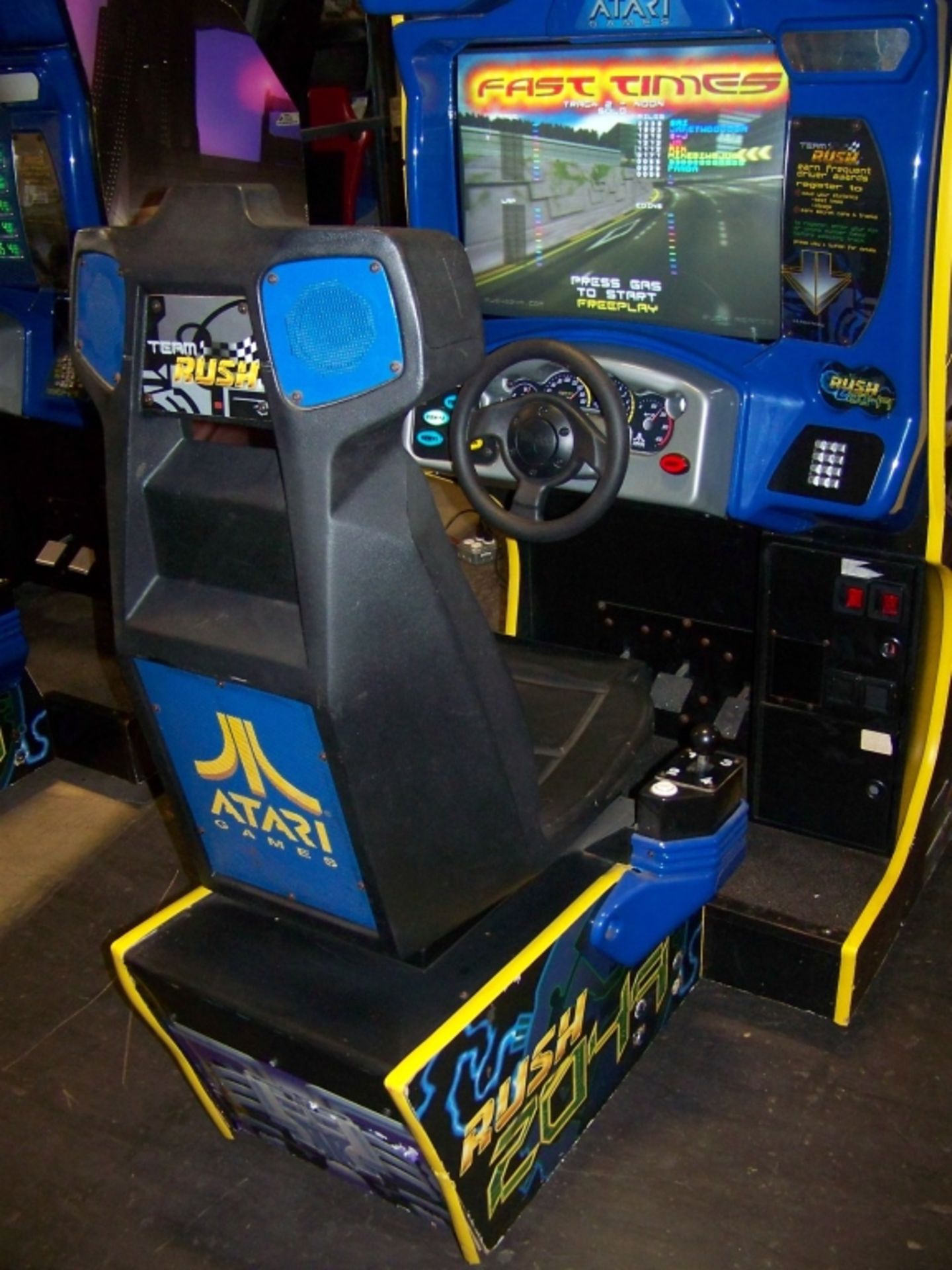 RUSH 2049 SITDOWN RACING ARCADE GAME ATARI - Image 2 of 3