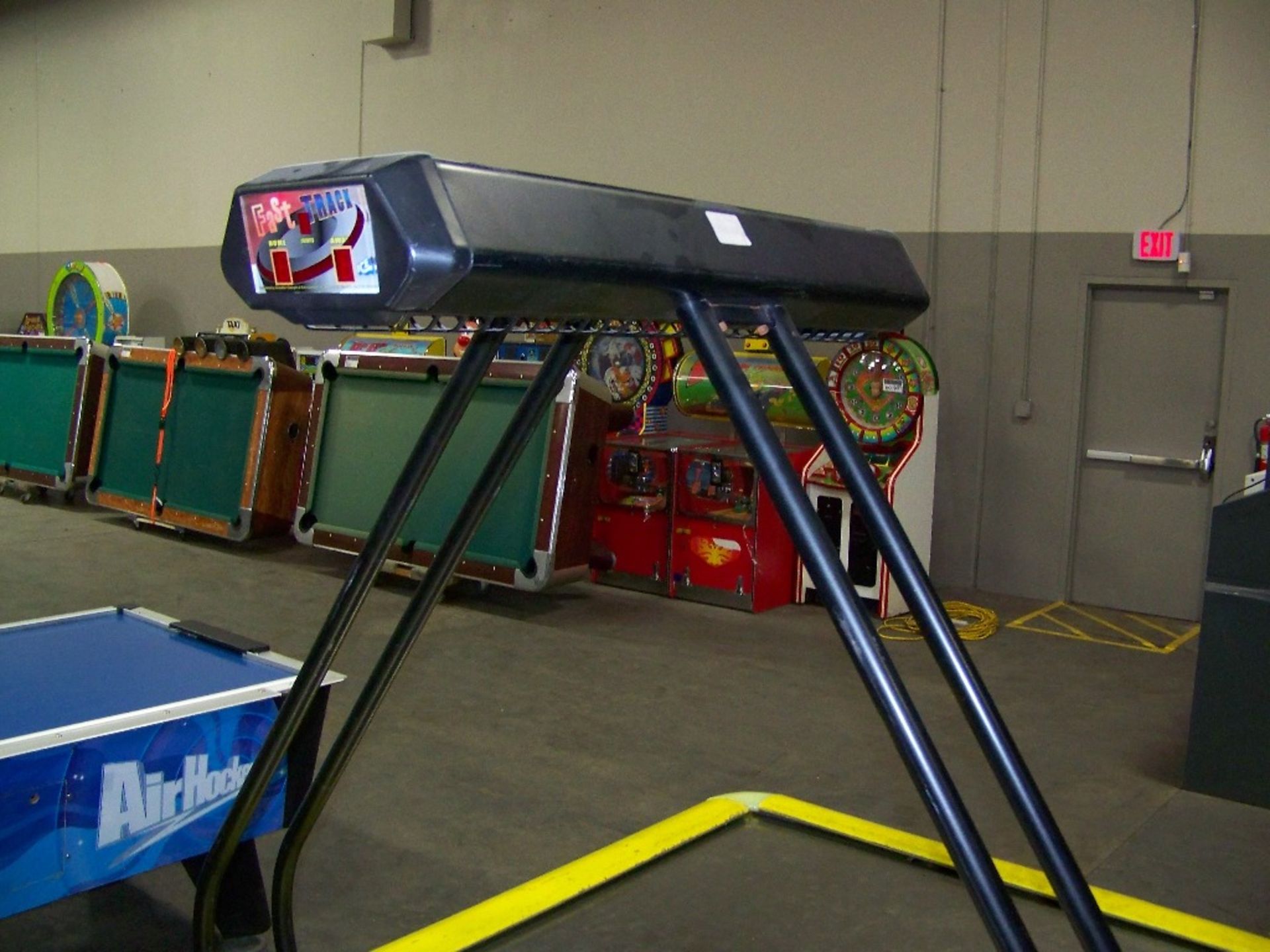 AIR HOCKEY FAST TRACK ICE WITH OVERHEAD SCORE - Image 3 of 5