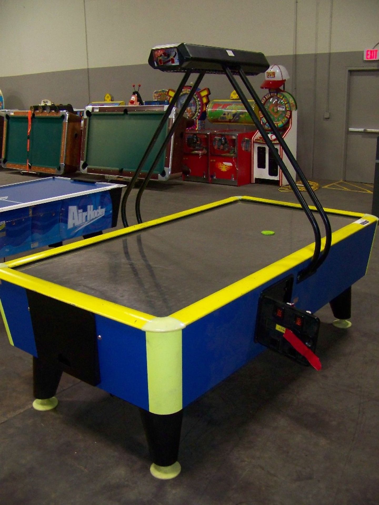AIR HOCKEY FAST TRACK ICE WITH OVERHEAD SCORE