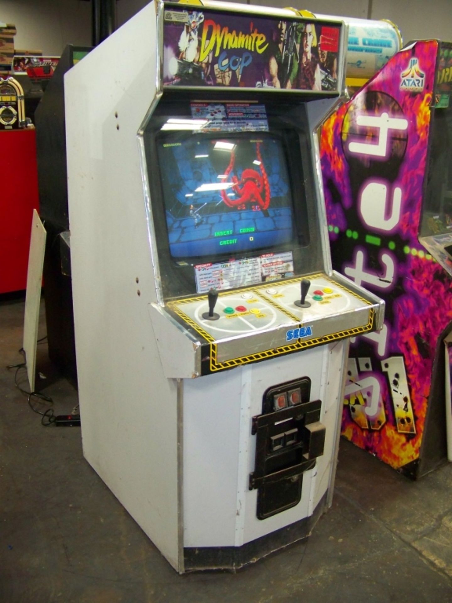DYNAMITE COP ACTION FIGHTING ARCADE GAME
