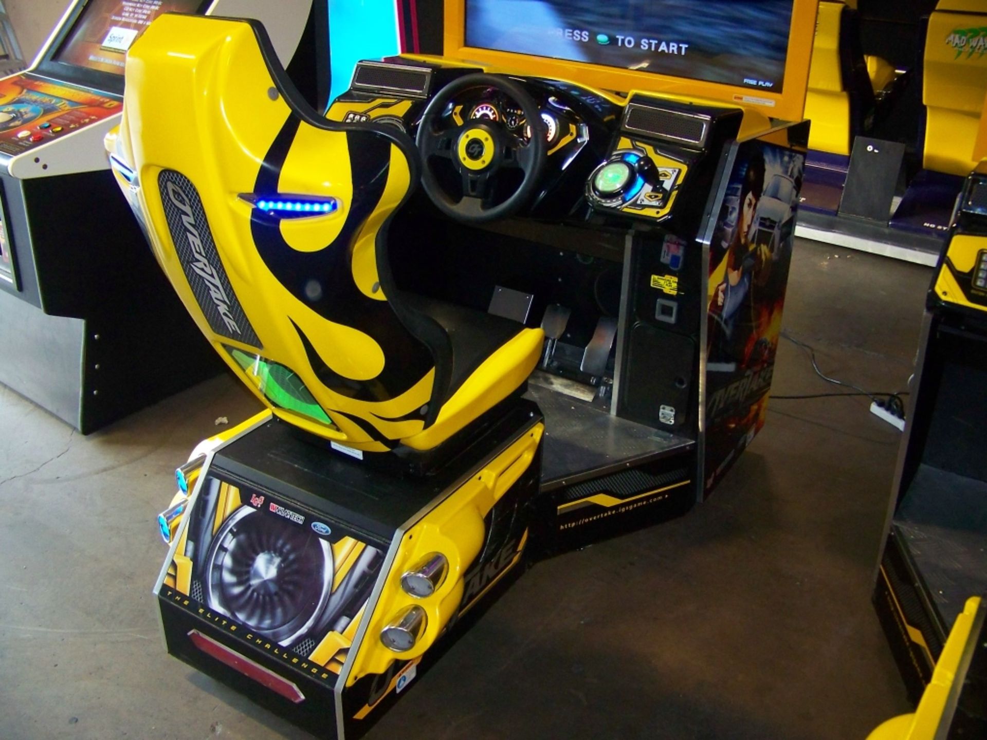 OVERTAKE ELITE CHALLENGE 42" LCD RACE ARCADE GAME - Image 6 of 7