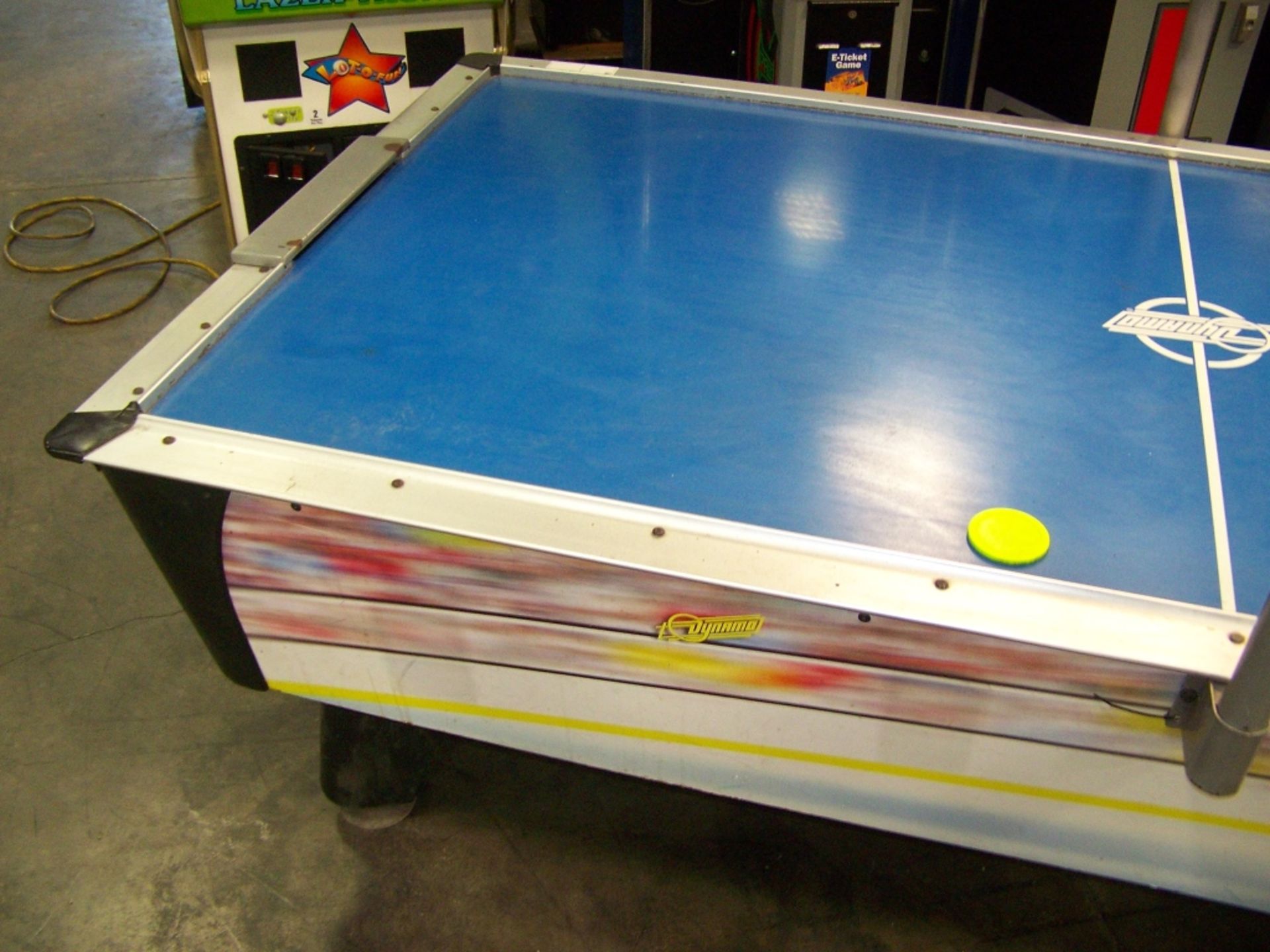 AIR HOCKEY DYNAMO ARENA W/ OVERHEAD SCORING - Image 5 of 6