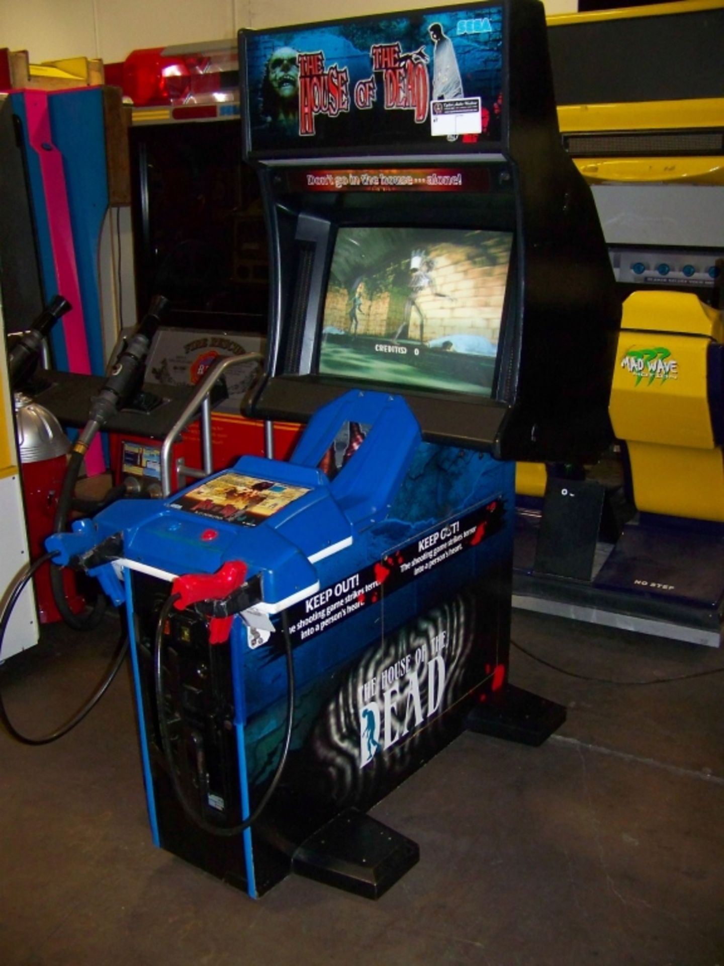 THE HOUSE OF THE DEAD ZOMBIE SHOOTER ARCADE GAME - Image 5 of 5