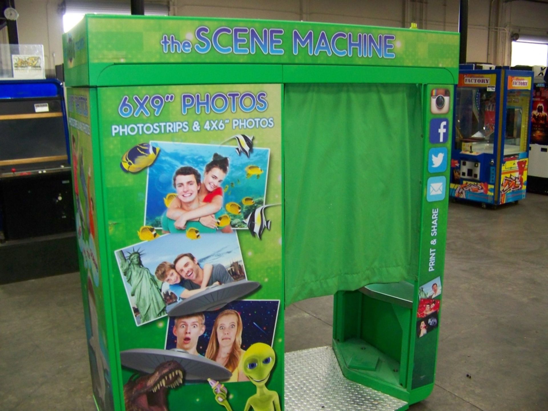 APPLE PHOTO BOOTH SCENE MACHINE GREEN KIOSK - Image 2 of 12