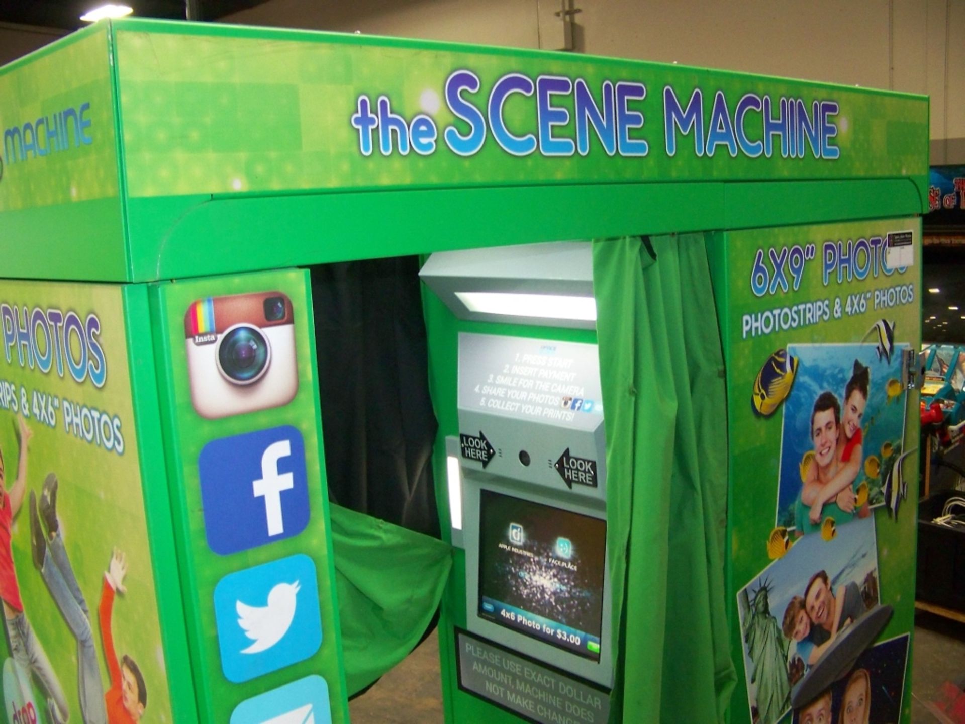 APPLE PHOTO BOOTH SCENE MACHINE GREEN KIOSK - Image 10 of 12